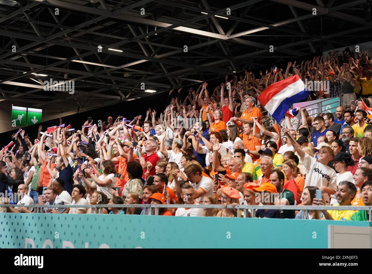 Paris, Frankreich. August 2024. PARIS, FRANKREICH - 1. AUGUST: Anhänger der Niederlande mit Flagge während des Spiels Handball - Olympische Spiele Paris 2024 zwischen den Niederlanden und Brasilien am 6. Tag in der South Paris Arena am 1. August 2024 in Paris, Frankreich. (Foto von Henk Seppen/Orange Pictures) Credit: Orange Pics BV/Alamy Live News Stockfoto