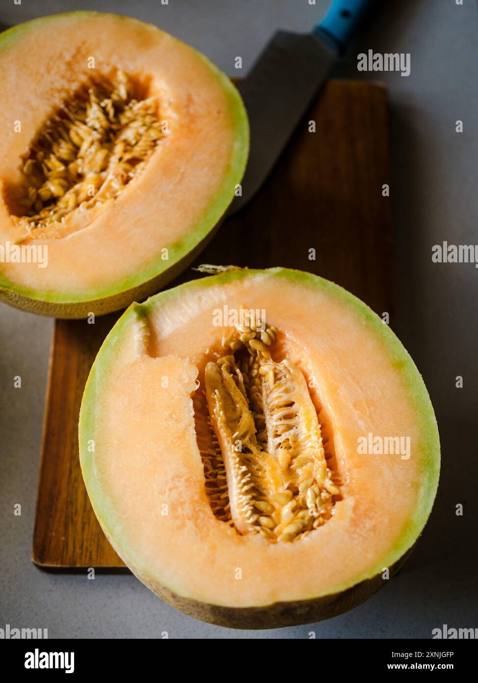 Zwei Hälften der Melone Stockfoto