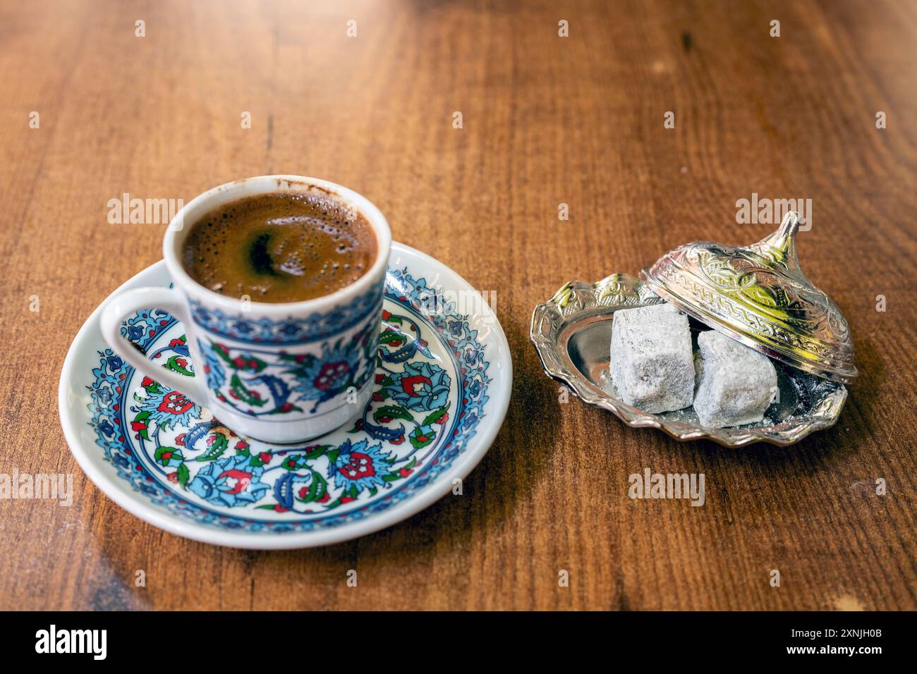 Türkischer Kaffee serviert mit türkischen Süßigkeiten, Istanbul, Türkei Stockfoto
