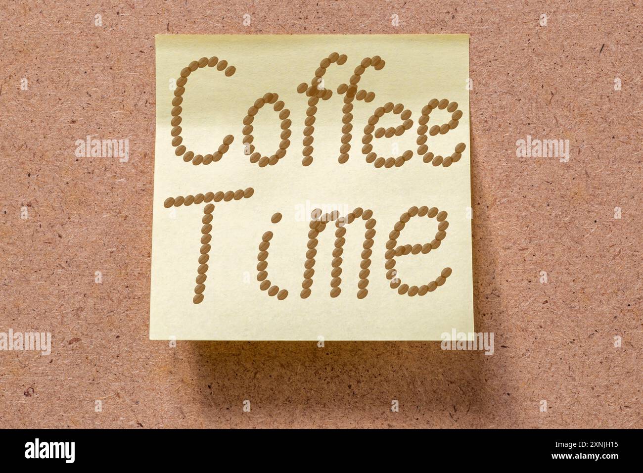 Nachricht Kaffeezeit gezeichnet mit Kaffeebohnen auf Speichernotiz an Bord geklebt Stockfoto