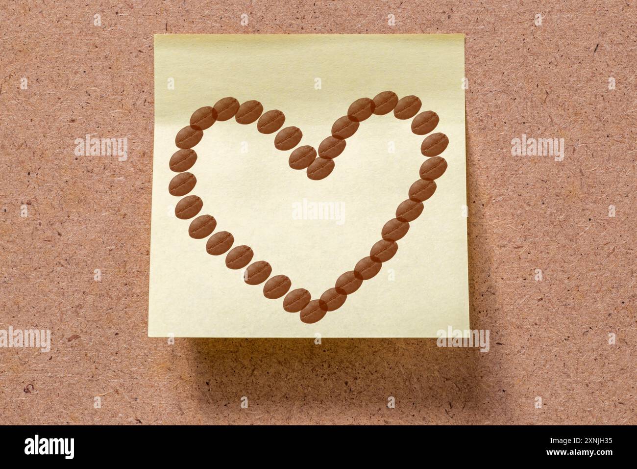 valentinstag gezeichnet mit Kaffeebohnen auf Erinnerungsnotiz an Bord Stockfoto