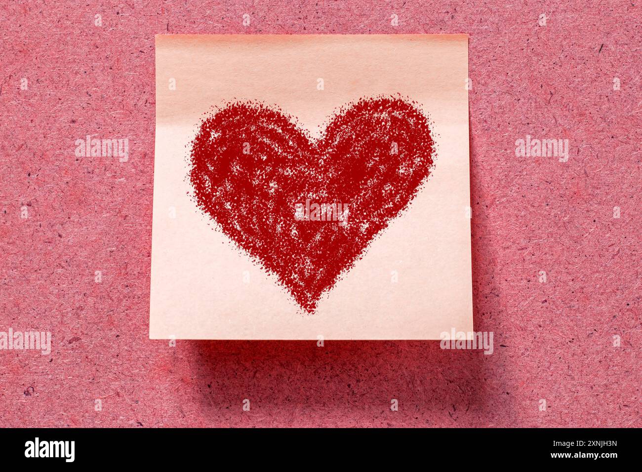 Roter valentinstag, gezeichnet auf einem Memoryschein, der auf rosa Speicherkarte geklebt ist Stockfoto