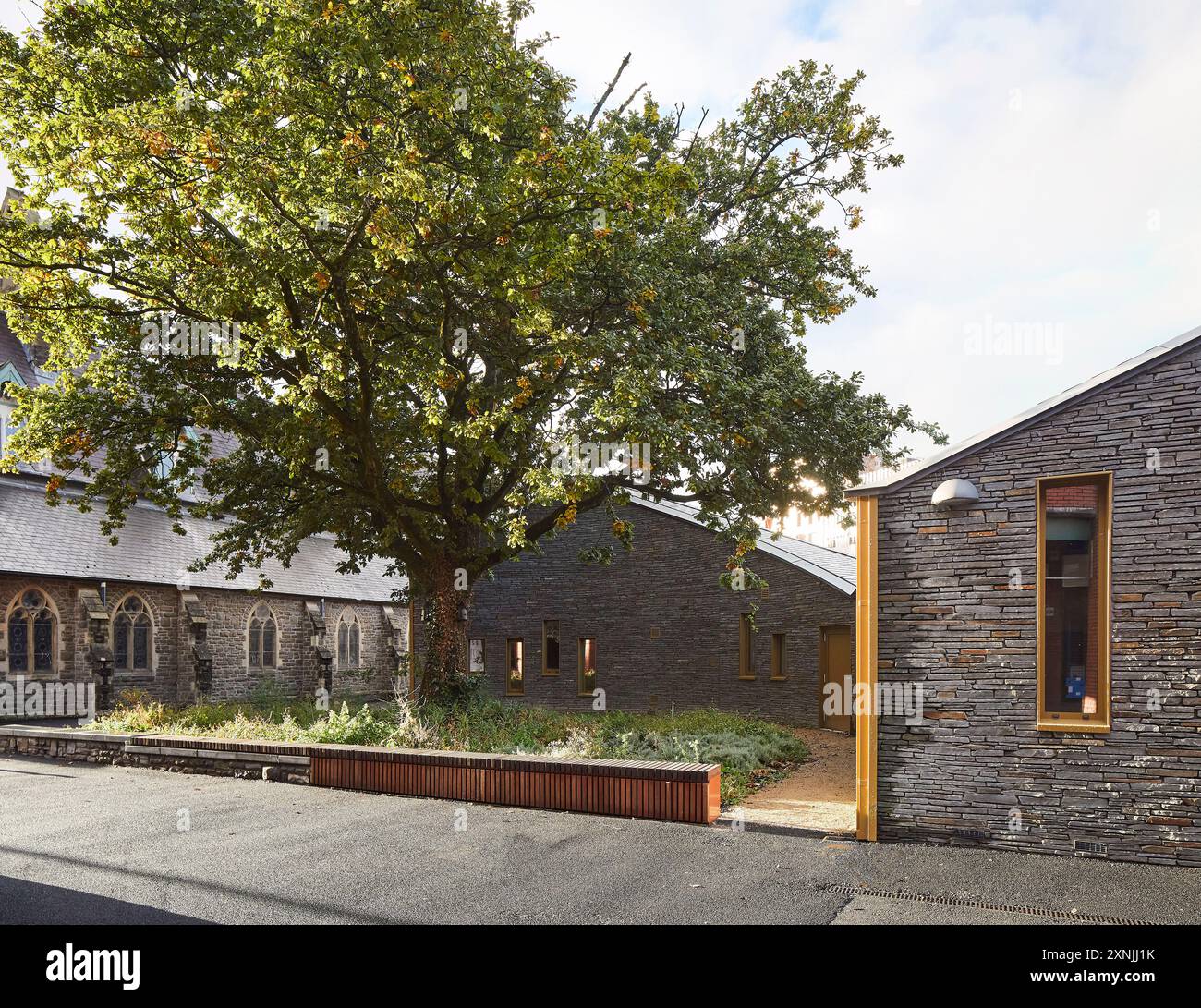 St. David's Priory Church Hall. Swansea Arena und Copr Bay Bridge, Swansea, Vereinigtes Königreich. Architekt: acme, 2024. Stockfoto