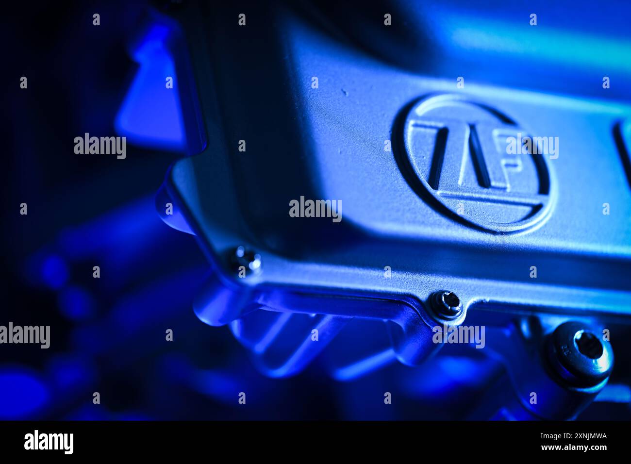 Friedrichshafen, Deutschland. August 2024. Ein Elektromotor mit dem Logo der ZF-Friedrichshafen AG ist im ZF Forum zu sehen. Quelle: Felix Kästle/dpa/Alamy Live News Stockfoto