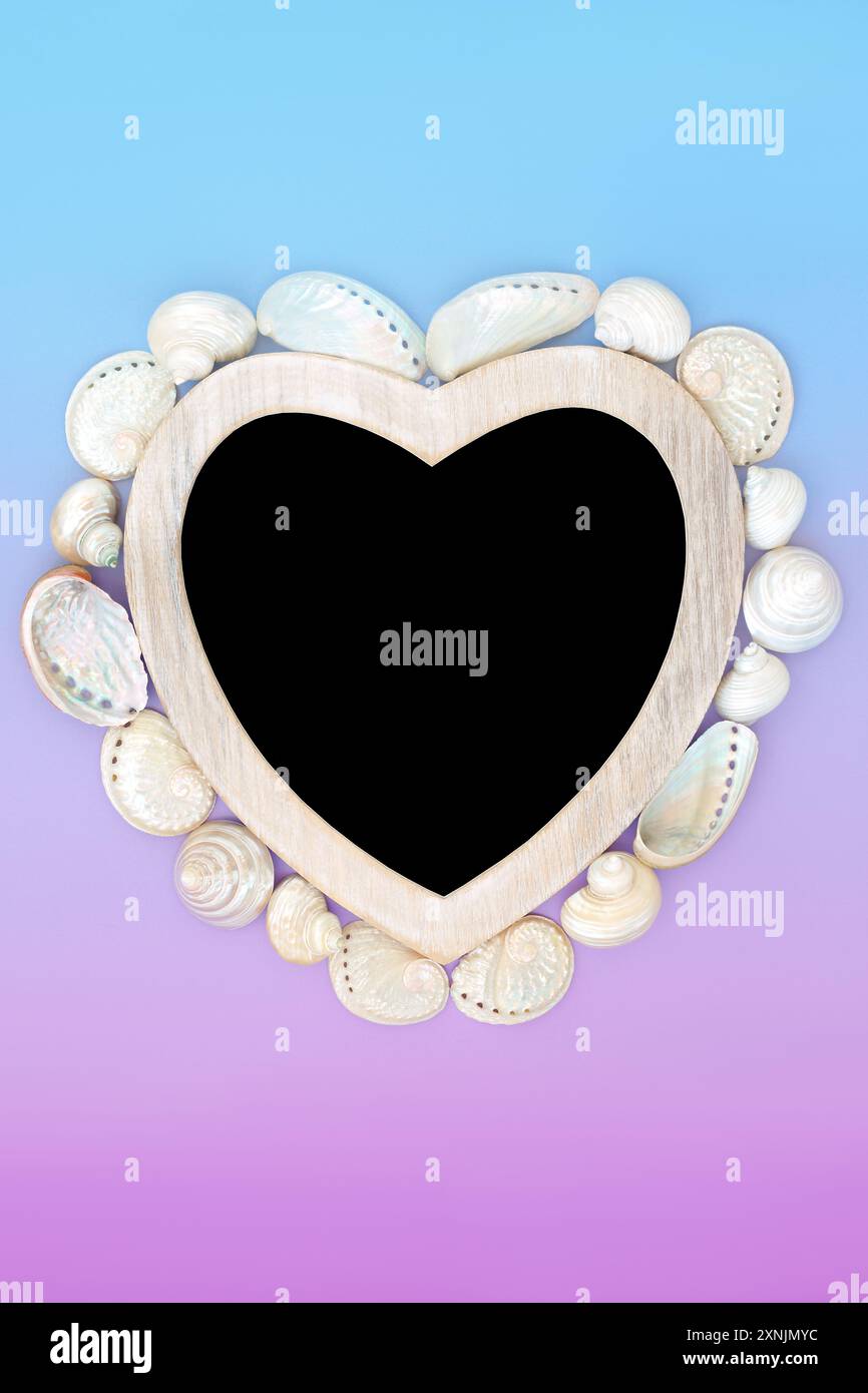 Romantische Herzform Mutter der Perle Muschel Kranz auf verlaufendem blau lila Hintergrund mit Tafel. Dekoratives Design für Valentinstag, Einladung, Stockfoto