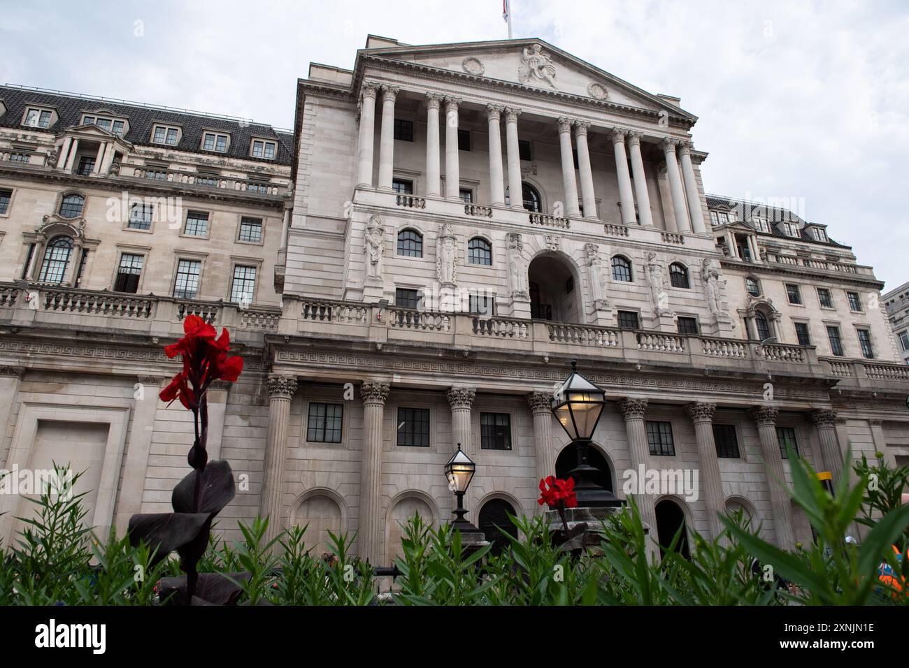 London, England, Großbritannien. August 2024. Ein Blick auf die historische Bank of England von Cornhill aus, im Herzen der City of London, erfasst am Tag einer entscheidenden Zinsentscheidung. Es wird erwartet, dass die Bank den derzeitigen Zinssatz von 5,25 % entweder beibehalten oder senken wird, eine Entscheidung, die von den Märkten und Finanzanalysten angesichts der jüngsten Wirtschaftsdaten genau beobachtet wird. (Kreditbild: © Thomas Krych/ZUMA Press Wire) NUR REDAKTIONELLE VERWENDUNG! Nicht für kommerzielle ZWECKE! Quelle: ZUMA Press, Inc./Alamy Live News Stockfoto