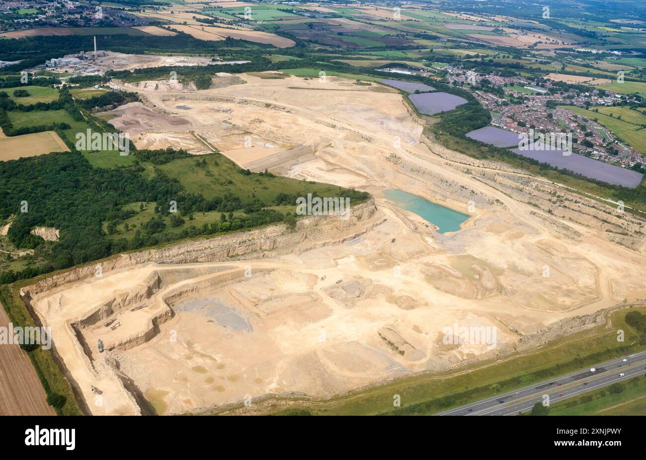 Eine Luftdrohne mit Narbenbildung in die Landschaft für Steinbrüche, östlich von Durham, County Durham, Nordosten von England, Großbritannien Stockfoto