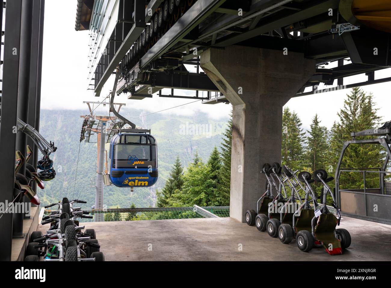 Seilbahn führt zur Bergarena Sardona in Elm, Schweiz Stockfoto