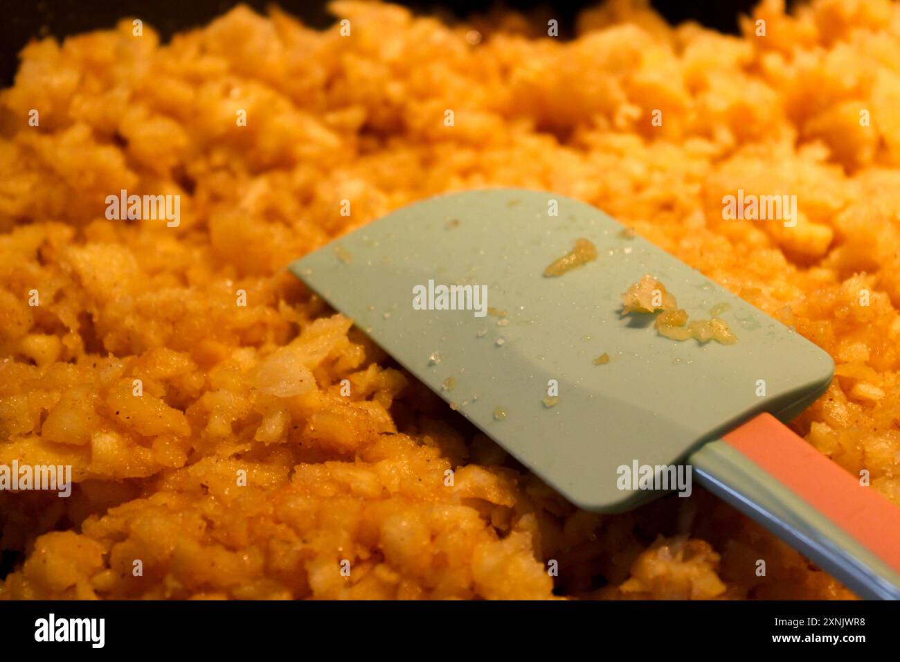 Zubereitung von süßem Teig Apfelkuchen in der Küche aus Nahsicht Stockfoto