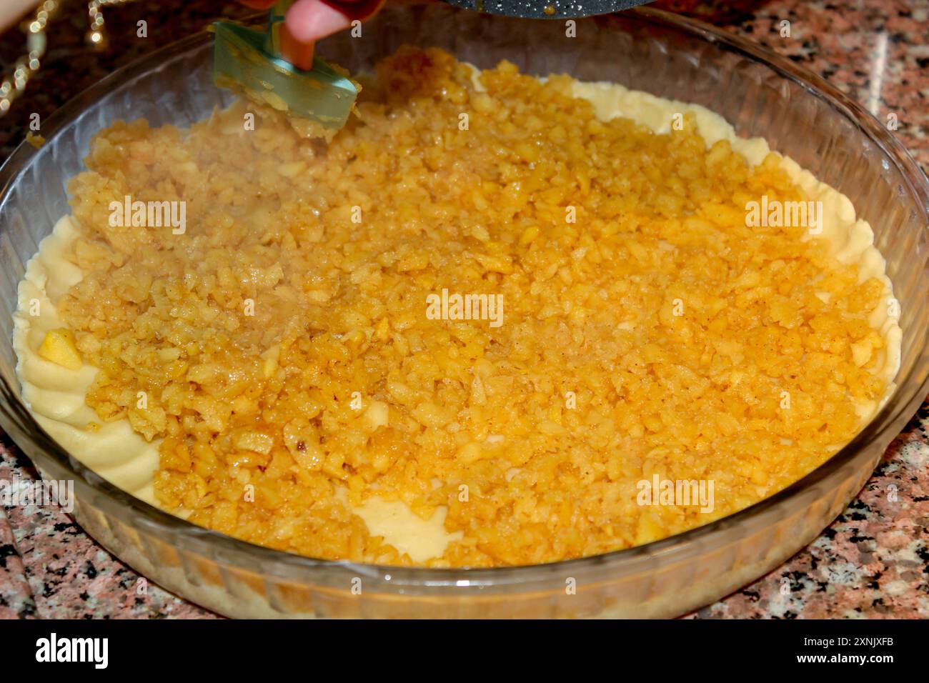 Zubereitung von süßem Teig Apfelkuchen in der Küche aus Nahsicht Stockfoto