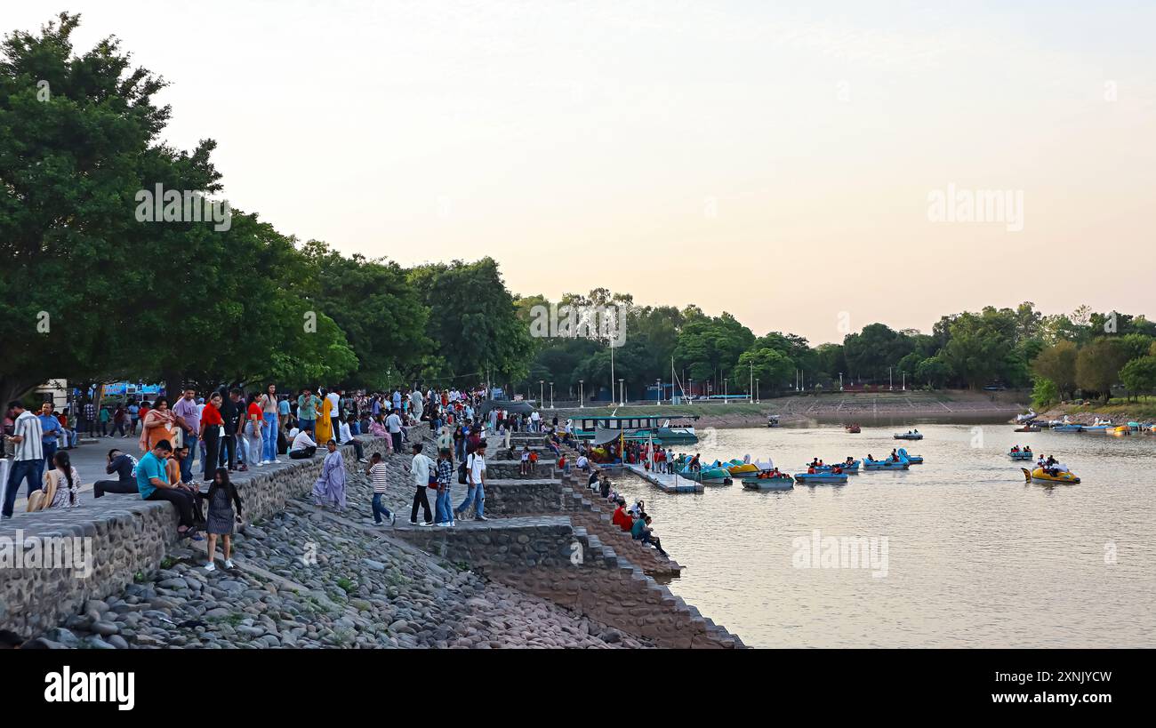 Blick auf den berühmten Sukhna-See, mit Menschen, die sich am Abend versammeln, Chandigarh, Indien. Stockfoto