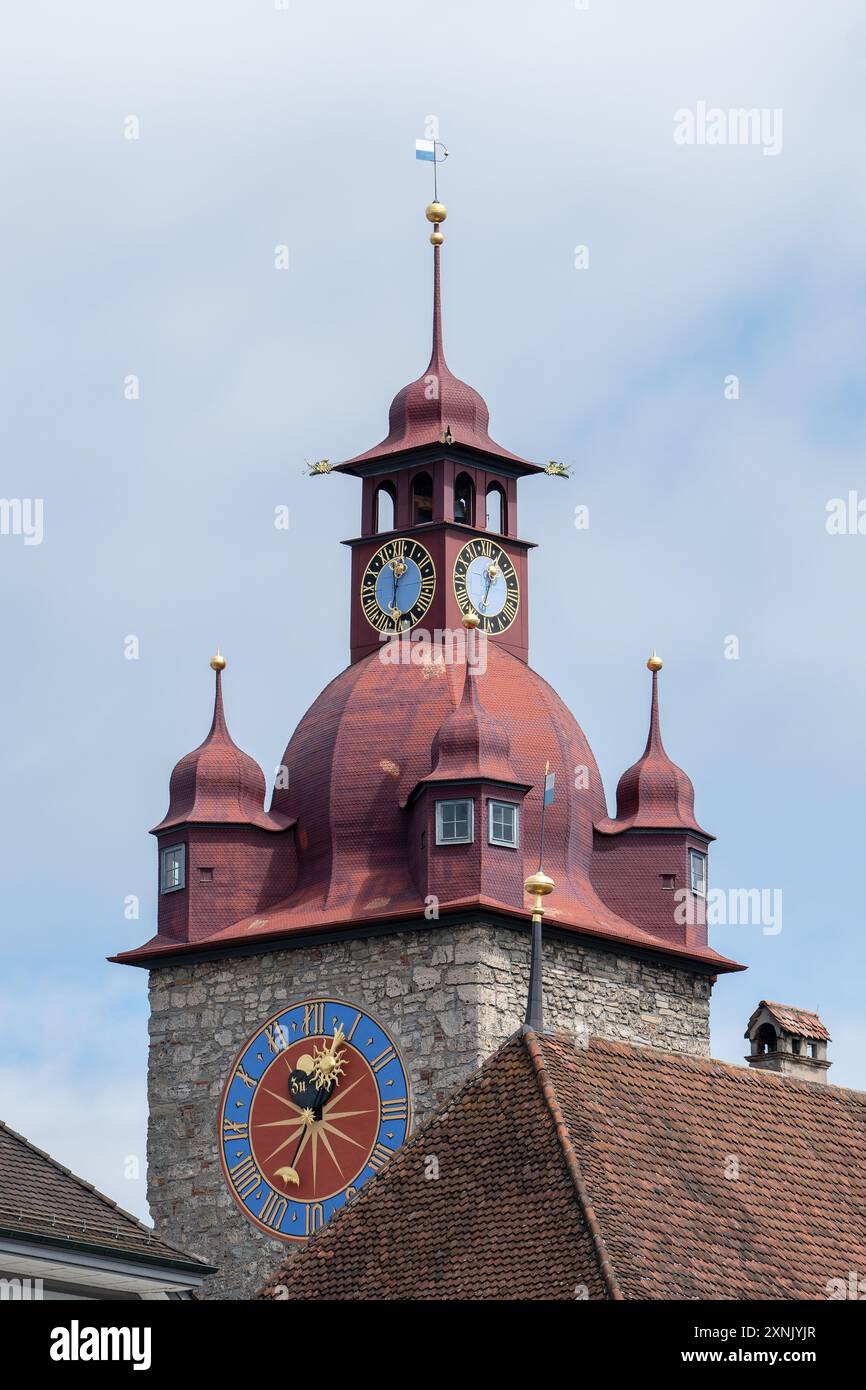 Blick auf den Uhrenturm und das Rathaus von Luzern in der Schweiz. Stockfoto