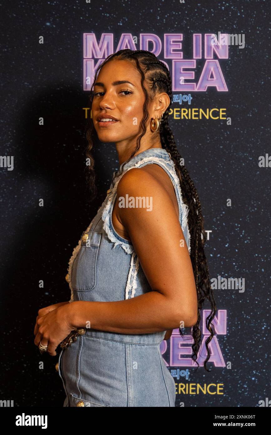 [EMBARGO BIS 1. AUGUST 2024 UM 13.00 UHR] LONDON, GROSSBRITANNIEN. 1. August 2024. Vick Hope bei der Presseveröffentlichung von „Made in Korea the K-Pop Experience“ im Soho Hotel vor der Serie, die auf BBC One und BBC iPlayer beginnt. Die sechsteilige Serie ist eine Zusammenarbeit mit K-Pop’s SM Entertainment und Kakao Entertainment America und folgt fünf Jungs aus Großbritannien, die in Seoul den K-Pop-Trainingsprozess durchlaufen, um eine neue Boyband auf der globalen Bühne zu gründen. Quelle: Stephen Chung / EMPICS / Alamy Live News Stockfoto