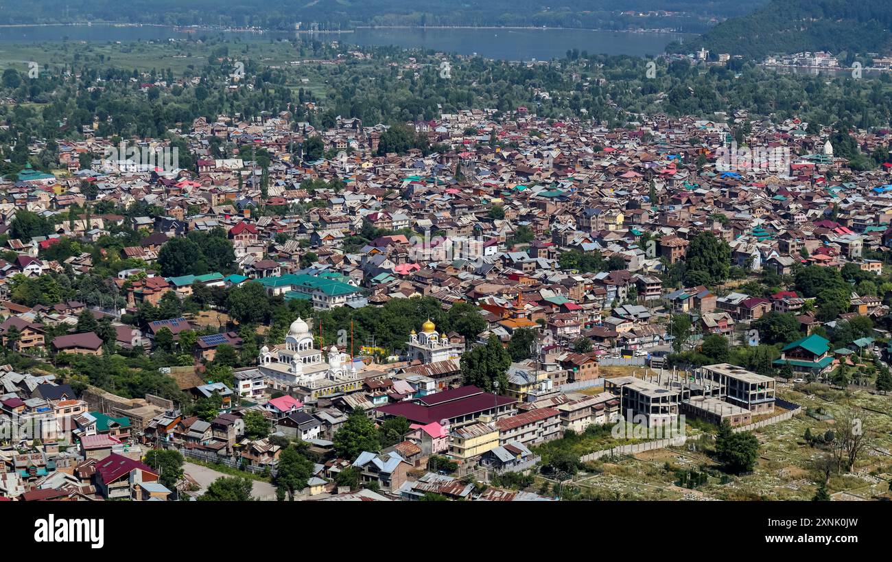 Wunderschöner Blick auf die Altstadt von Srinagar und Gurudwara Chati Patshahi vom Hari Parbat Fort, Srinagar, Jammu und Kaschmir, Indien. Stockfoto