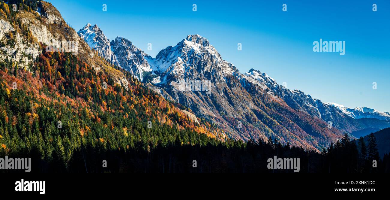 Val Pesarina in herbstlicher Atmosphäre. Zwischen Wäldern und den alten Orias-Ställen. Stockfoto