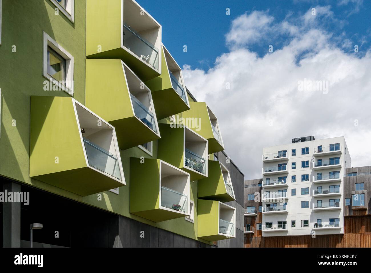 Moderne dänische Architektur in Orestad, schräge Balkone, Seniorenwohnungen, Plejecenter, Amager Vest, Kopenhagen Stockfoto