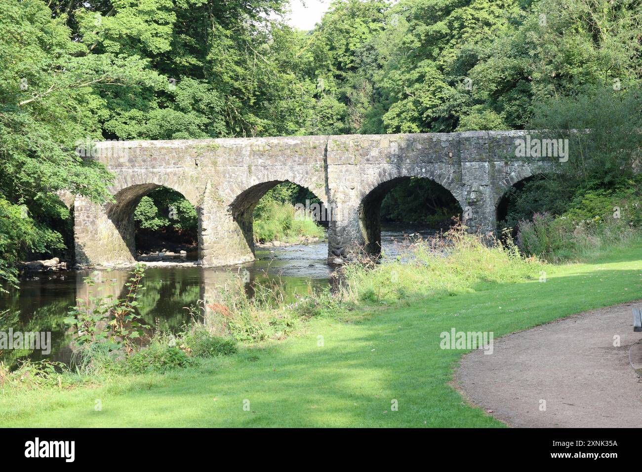 Eine Braut über dem 6-km-Fluss in Antrim Castle Gardens Stockfoto