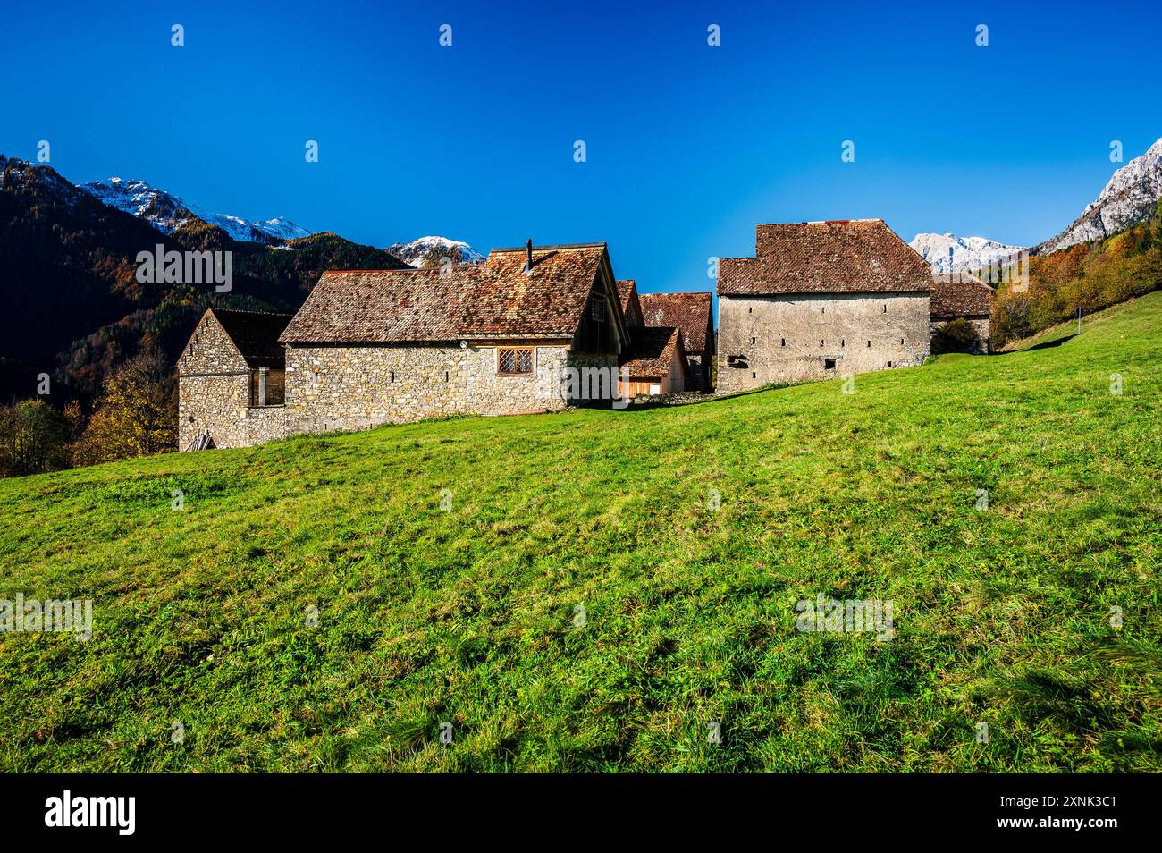 Val Pesarina in herbstlicher Atmosphäre. Zwischen Wäldern und den alten Orias-Ställen. Stockfoto