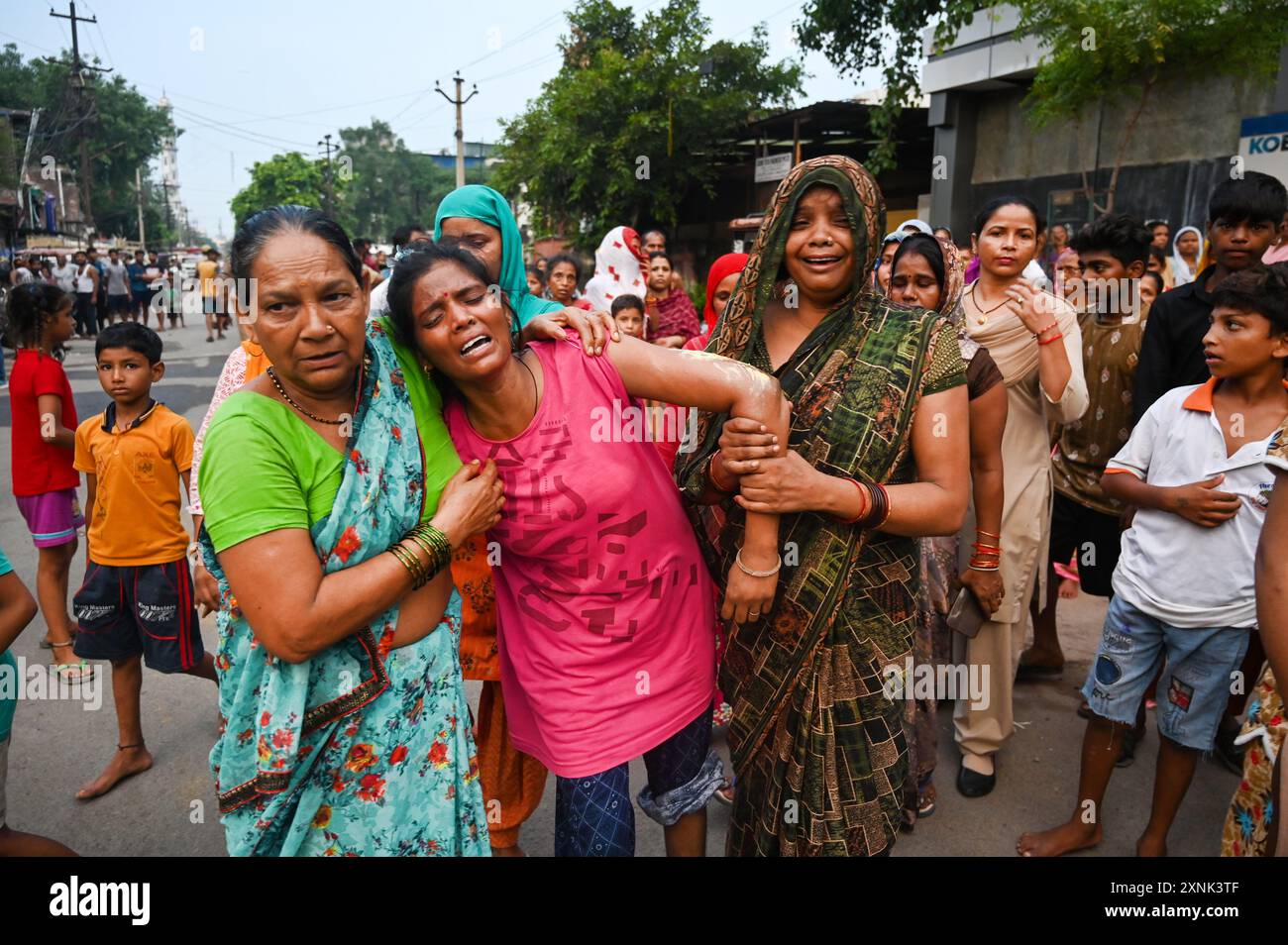 Noida, Indien. August 2024. NOIDA, INDIEN - JULI 31: Drei Kinder derselben Familie starben bei einem Brand in einem Haus in Sektor 8 und der Zustand des Vaters ist kritisch, am 31. Juli 2024 in Noida, Indien. Nach Angaben der Polizei erhielt die Feuerwehr gegen 40 Uhr Informationen über den Vorfall, woraufhin zwei Feuerwehrausschalter eilig an Ort und Stelle gebracht wurden. (Foto: Sunil Ghosh/Hindustan Times/SIPA USA) Credit: SIPA USA/Alamy Live News Stockfoto