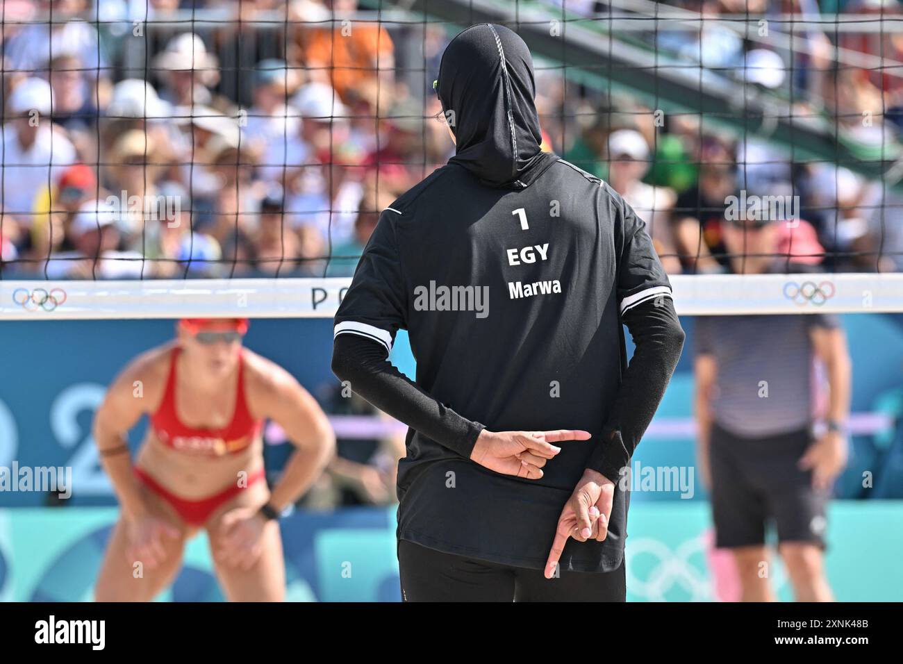 Während des Beachvolleyball der Frauen zwischen Spanien und Ägypten während der Olympischen Spiele Paris 2024 im Eiffelturm Stadium am 1. August 2024 in Paris, Frankreich. Foto: Laurent Zabulon/ABACAPRESS. COM Credit: Abaca Press/Alamy Live News Stockfoto