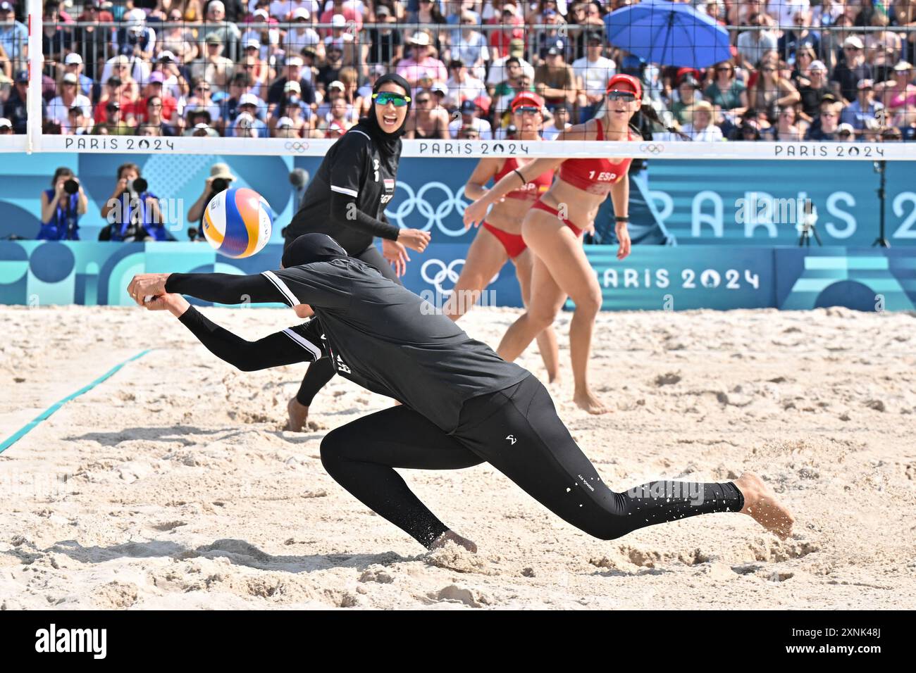 Während des Beachvolleyball der Frauen zwischen Spanien und Ägypten während der Olympischen Spiele Paris 2024 im Eiffelturm Stadium am 1. August 2024 in Paris, Frankreich. Foto: Laurent Zabulon/ABACAPRESS. COM Credit: Abaca Press/Alamy Live News Stockfoto