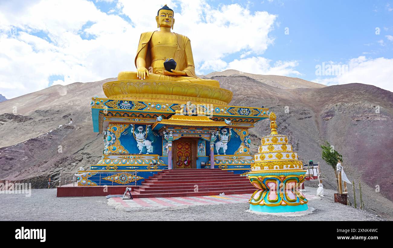 Statue des Buddha auf der Spitze des Dorfes Stok, Leh, Ladakh, Indien. Stockfoto