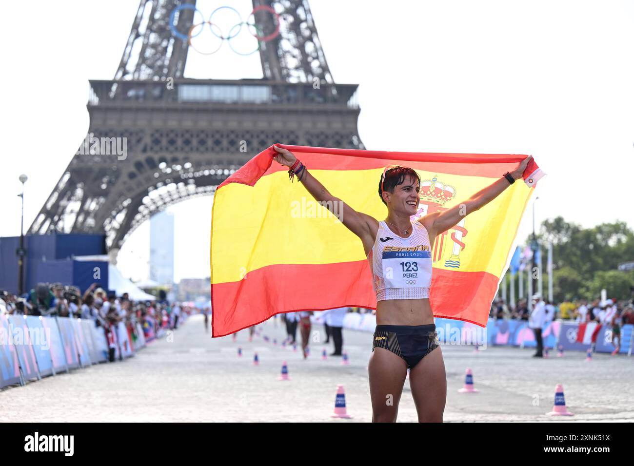 Paris, Frankreich. August 2024. Paris 2024, Olympische Spiele, Leichtathletik, 20 km zu Fuß, Frauen, Jardins du Trocadero, Vizemeisterin Maria Isabel Perez aus Spanien, jubelt nach dem Rennen mit ihrer Nationalflagge. Quelle: Sven Hoppe/dpa/Alamy Live News Stockfoto