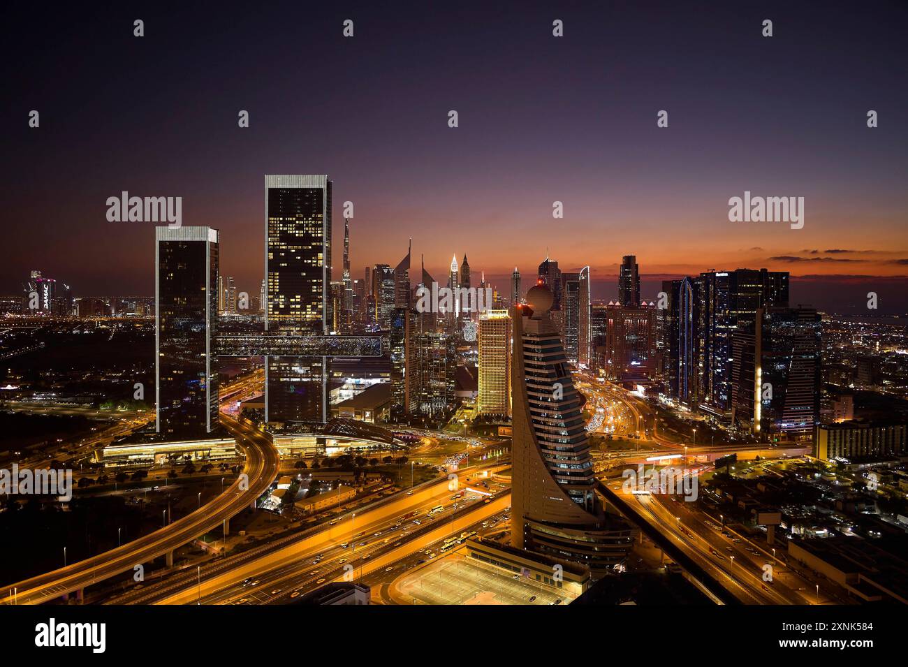 Erhöhte Fernsicht auf die One Za'abeel Towers und die Stadtlandschaft. One Za'abeel Tower, Dubai, Vereinigte Arabische Emirate. Architekt: Nikken Sekkei, 2023. Stockfoto