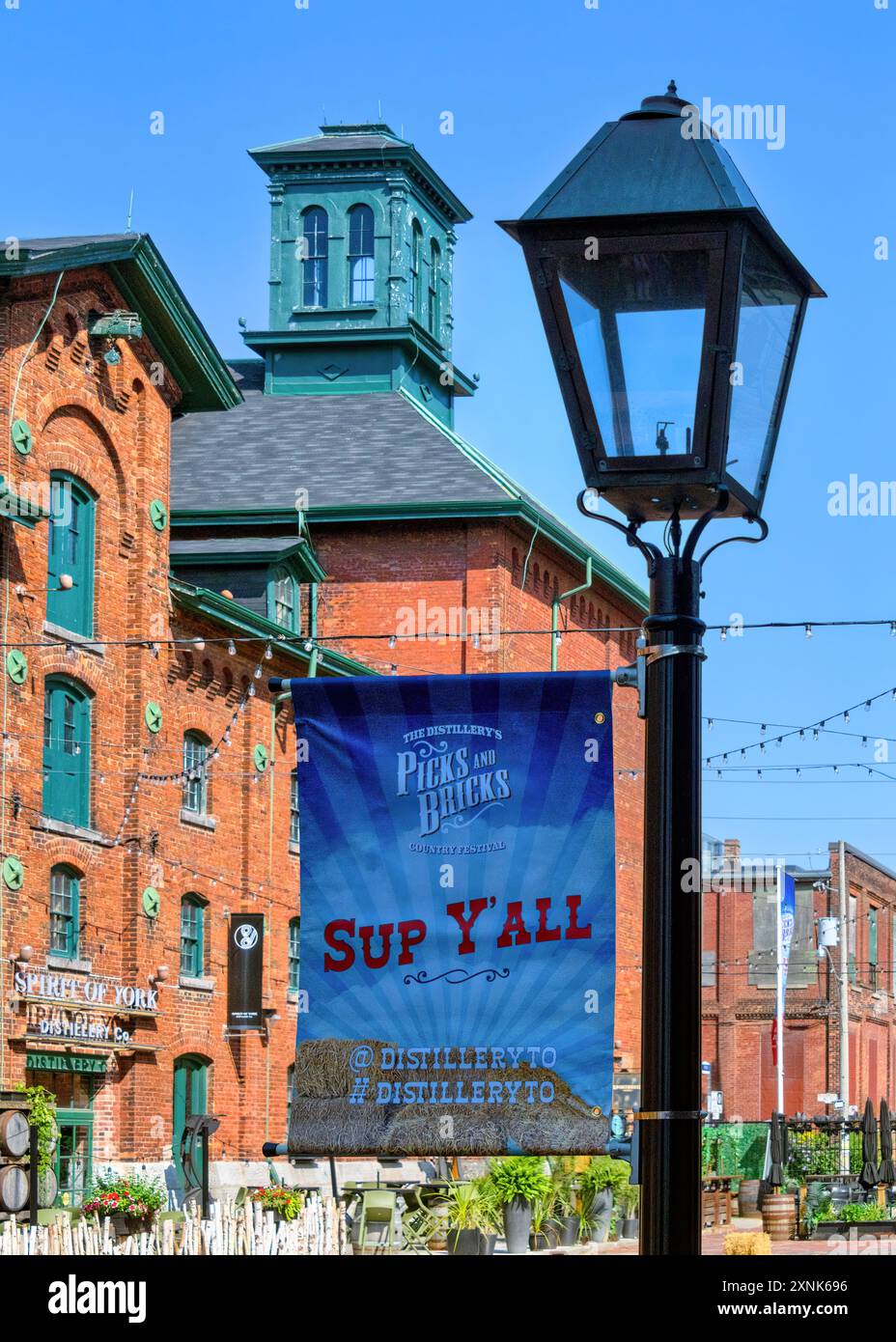 Toronto, Kanada - 29. Juli 2024: Banner für das Picks and Bricks Country Music Festival im Distillery District. Stockfoto