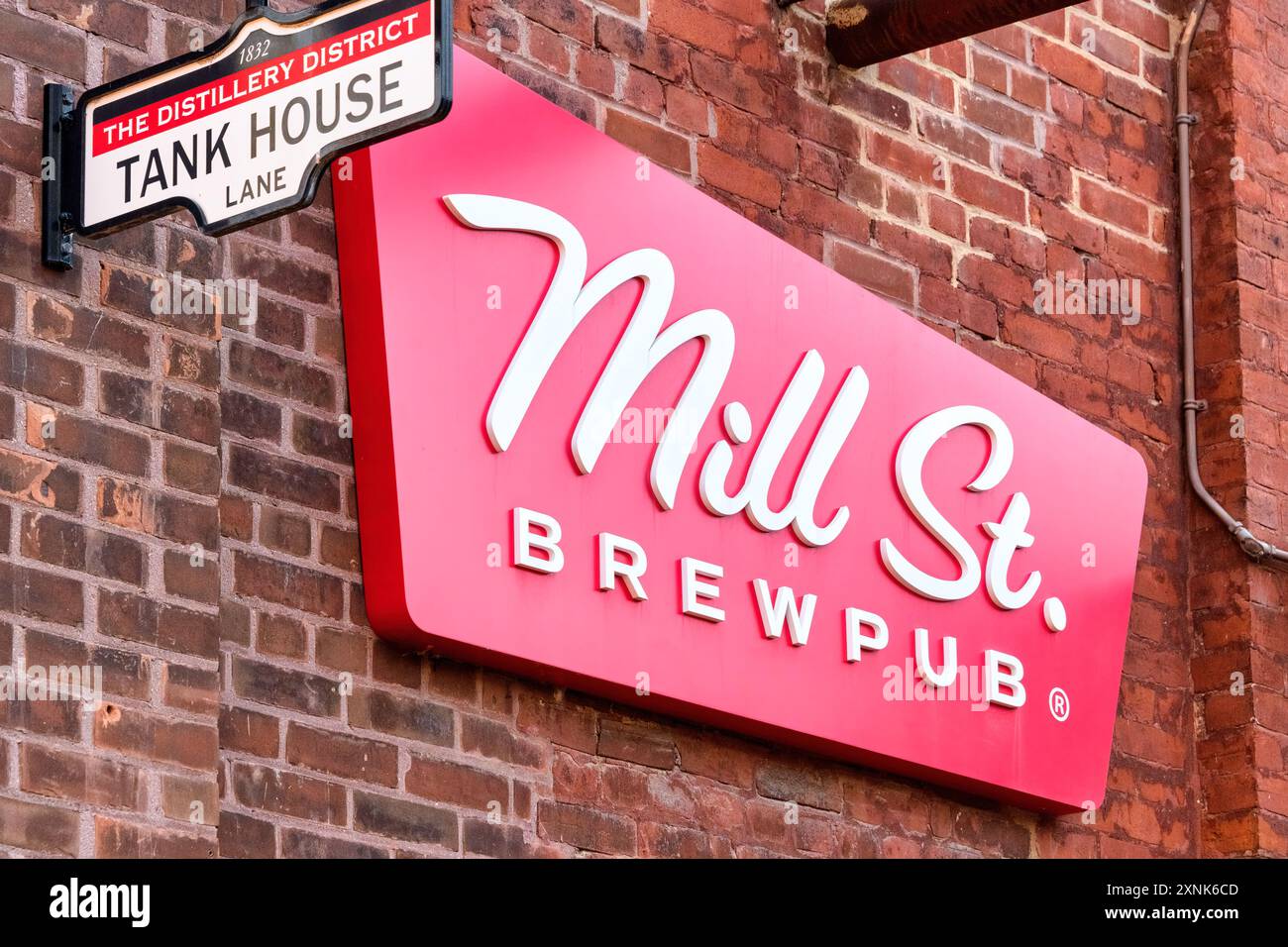 Toronto, Kanada - 29. Juli 2024: Geschäftszeichen von Mill St. Brewpub im Distillery District Stockfoto