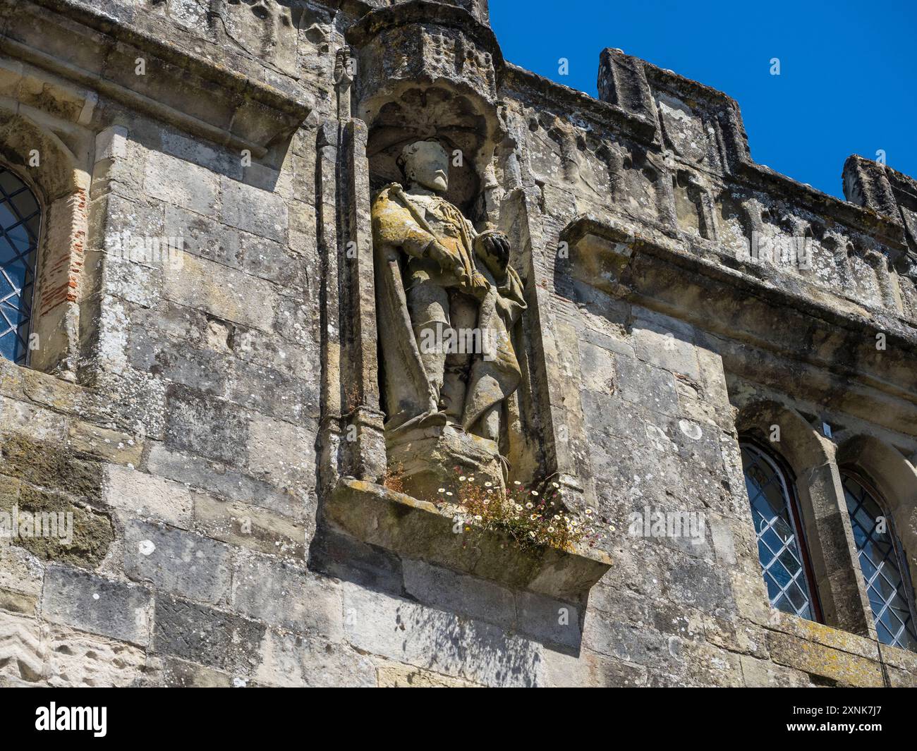 Statue von Edward VII., High Street Gate, Salisbury Cathedral Close, Sailsbury, Wiltshire, England, Großbritannien, GB. Stockfoto