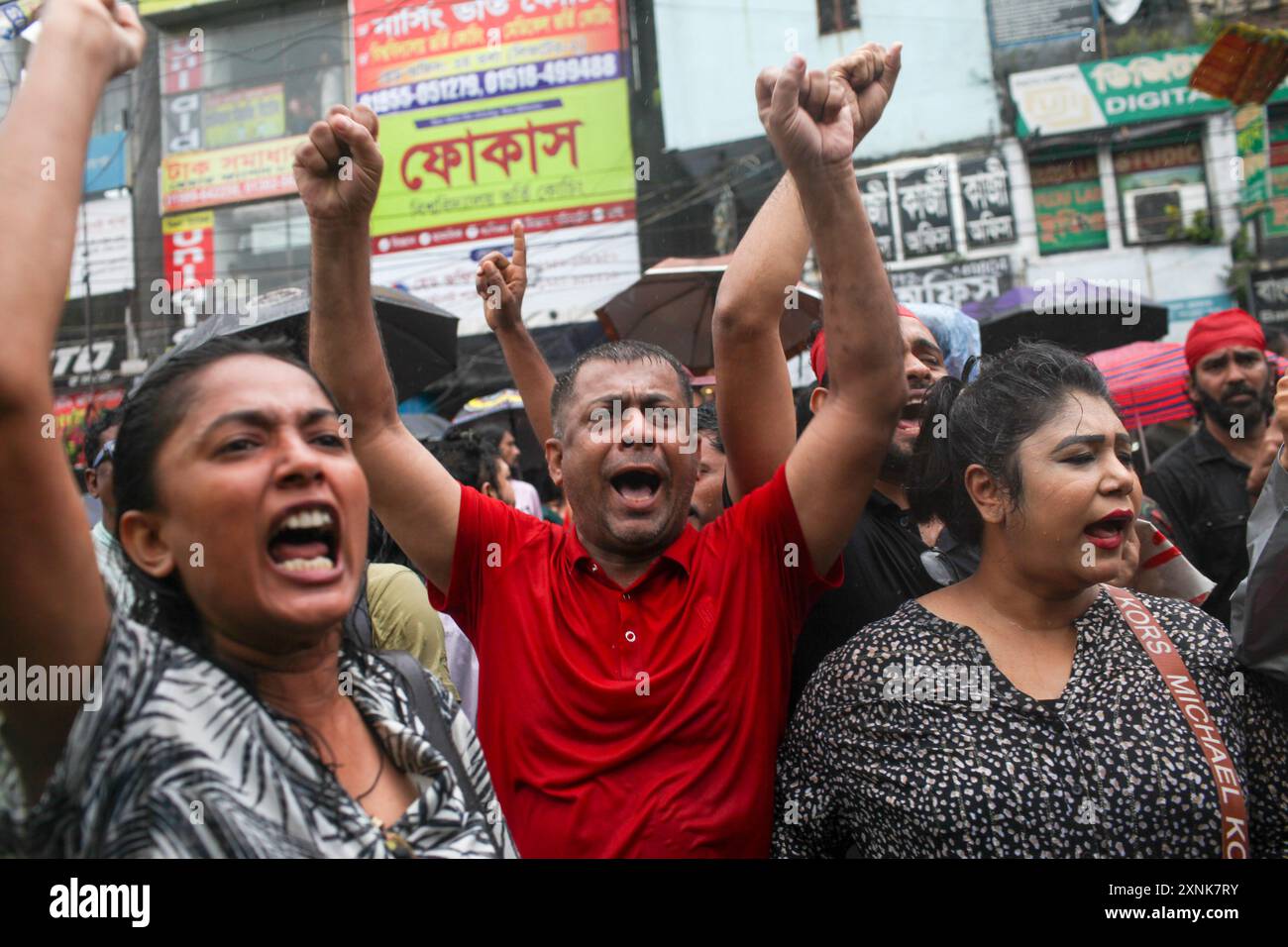 Dhaka, Dhaka, Bangladesch. 31. Juli 2024. Arbeiter in den Bereichen Film, Fotografie, Theater, Massenmedien und visuelle Medien nehmen an einem Protest der Visual Media Artists Community baner gegen Morde, Gewalt, Massenverhaftungen und Schikanen Teil und verfolgen alle Morde, um Schießereien und Gewalt zu stoppen, Massenverhaftungen und Schikanen zu stoppen, um die Freilassung inhaftierter Studenten am Farmgate in Dhaka zu fordern; Bangladesch am 1. August 2024. (Kreditbild: © Abu Sufian Jewel/ZUMA Press Wire) NUR REDAKTIONELLE VERWENDUNG! Nicht für kommerzielle ZWECKE! Quelle: ZUMA Press, Inc./Alamy Live News Stockfoto