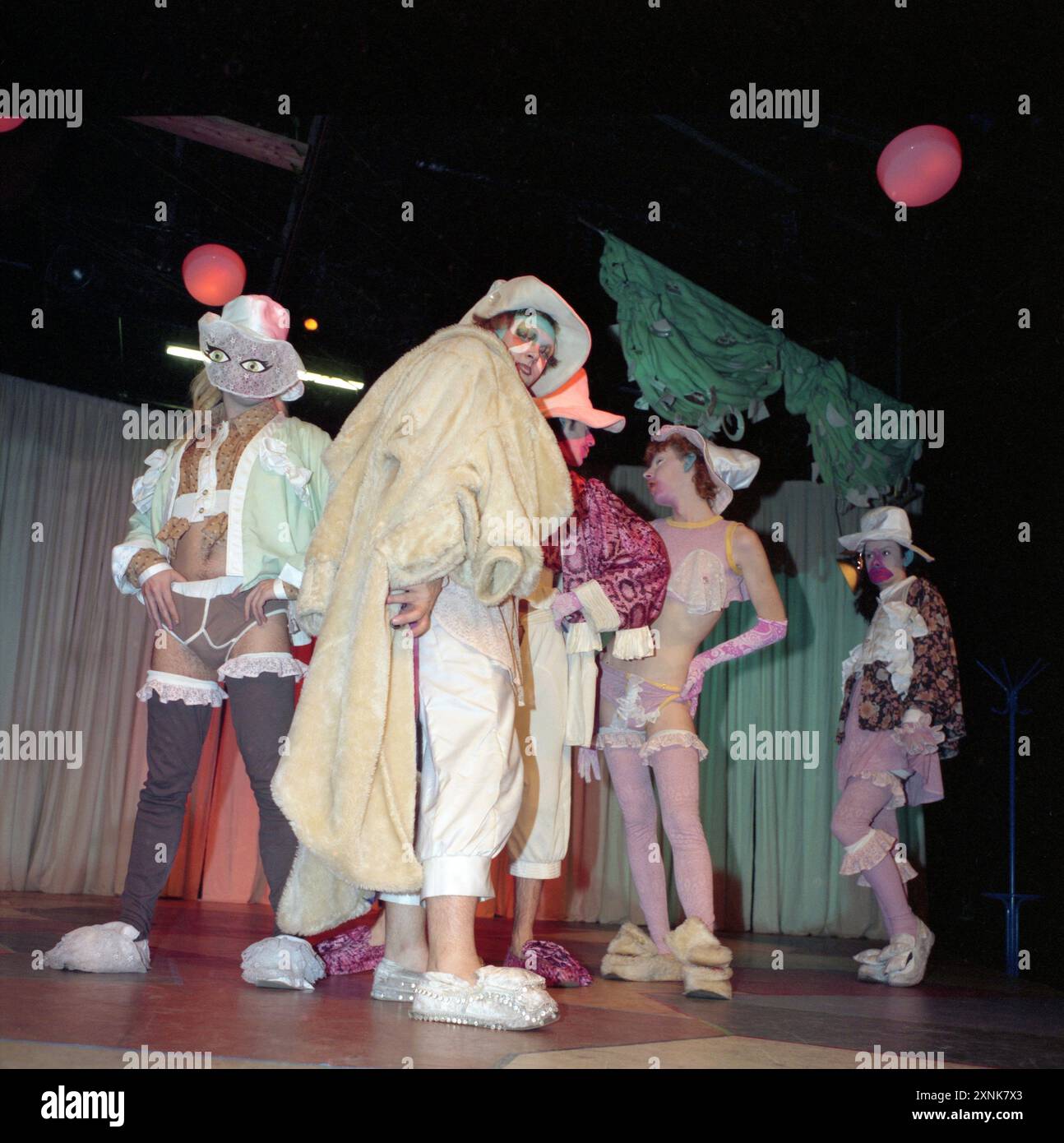 Leigh Bowery und seine Freunde modellieren Leighs Entwürfe für „The Performing Clothes Show“ auf der ICA in London im Jahr 1984 Stockfoto