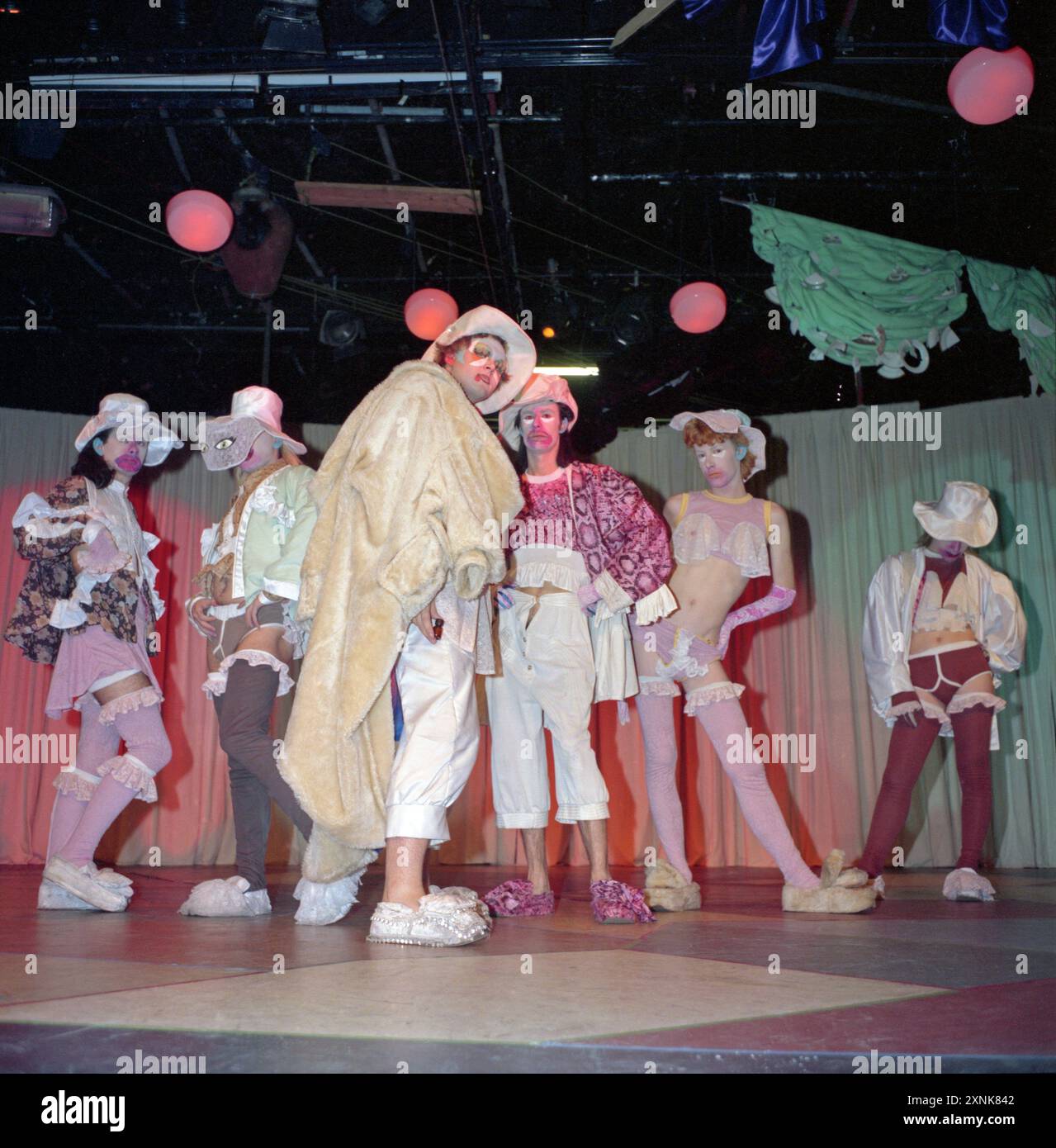 Leigh Bowery und seine Freunde modellieren Leighs Entwürfe für „The Performing Clothes Show“ auf der ICA in London im Jahr 1984 Stockfoto