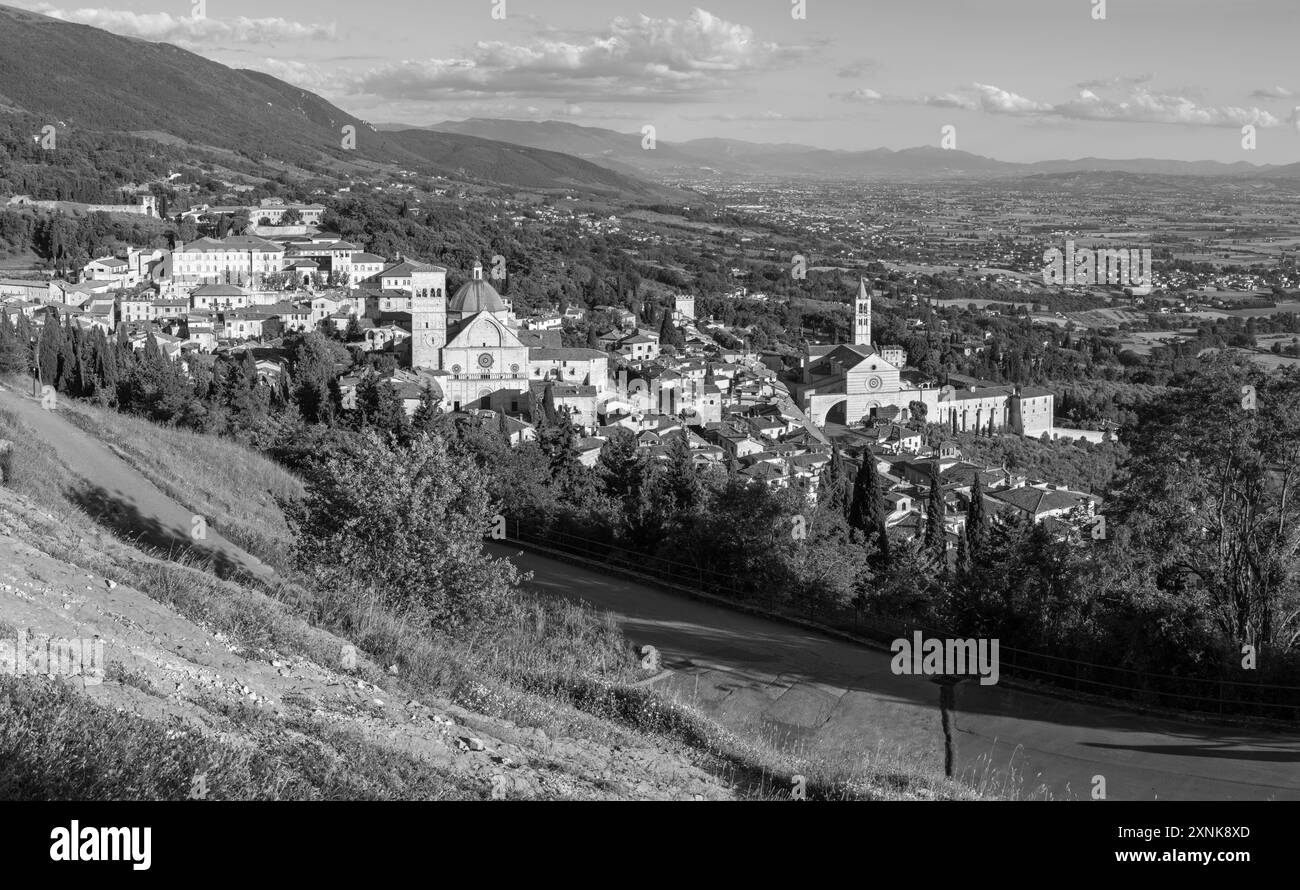 Assisi - das Panorama der Stadt mit der Cattedrale von San Rufino und der Basilica di Santa Chiara. Stockfoto
