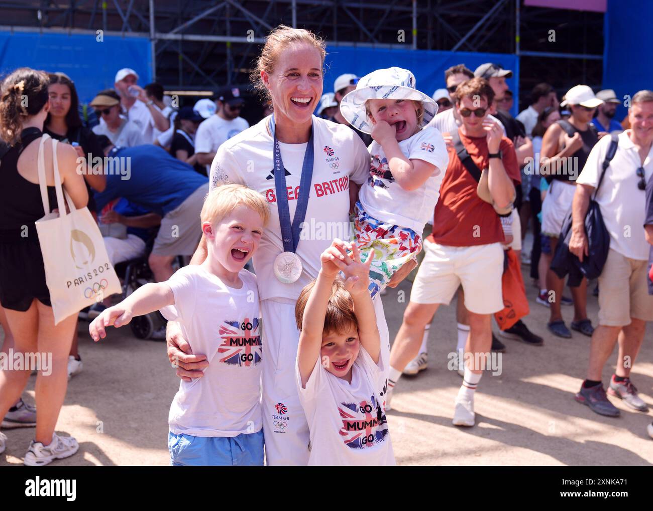 Die britische Helen Glover mit ihren Kindern Logan, Kit und Willow, nachdem sie am sechsten Tag der Olympischen Spiele in Paris 2024 in Frankreich eine Silbermedaille im Women's Ruwing Four im Nautical Stadium Vaires-sur-Marne gewonnen hatten. Bilddatum: Donnerstag, 1. August 2024. Stockfoto