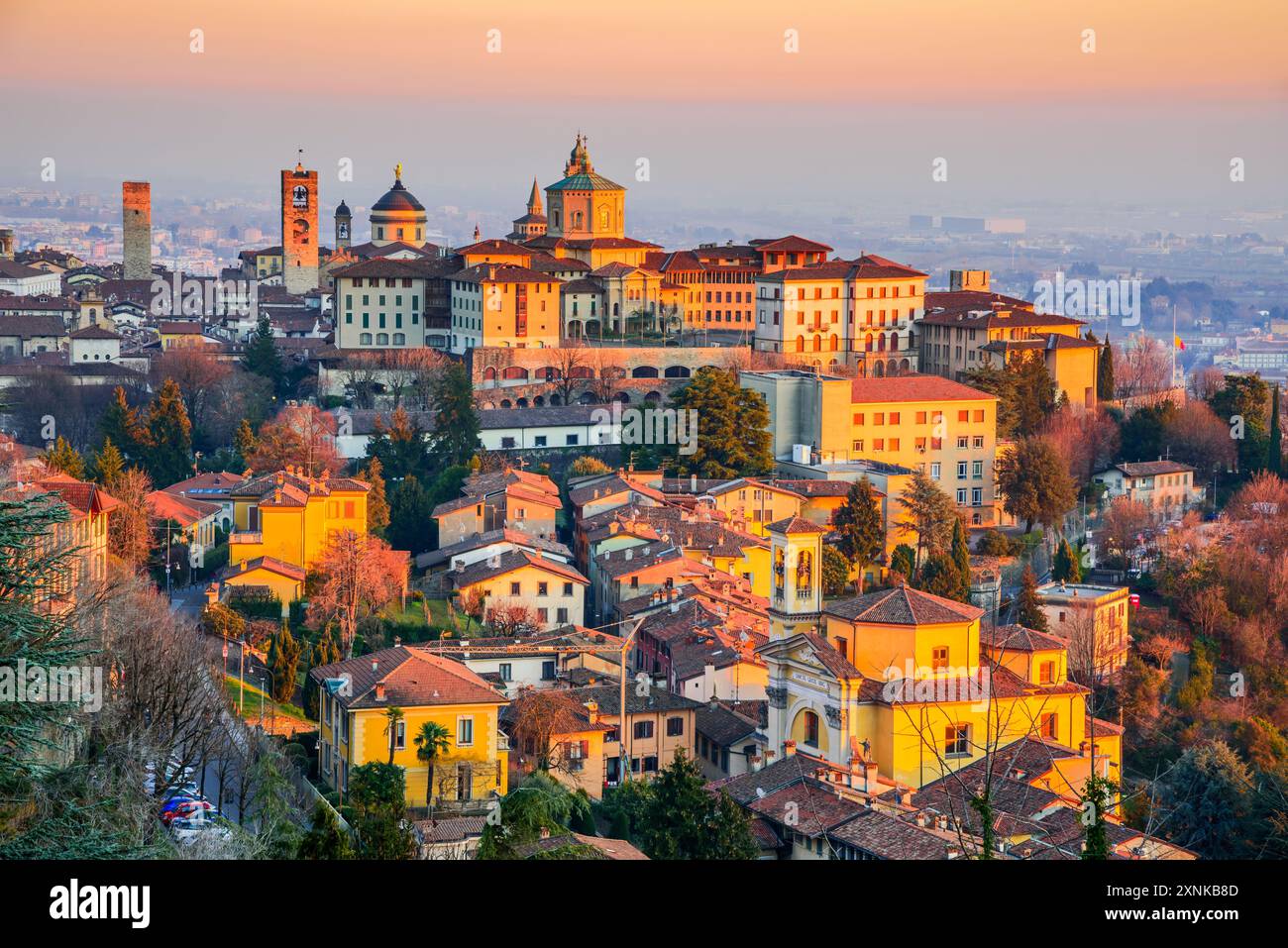 Bergamo, Italien - Sonnenuntergang aus der Vogelperspektive auf Citta Alta wunderschöne historische Stadt in der Lombardei, Lombardei. Stockfoto