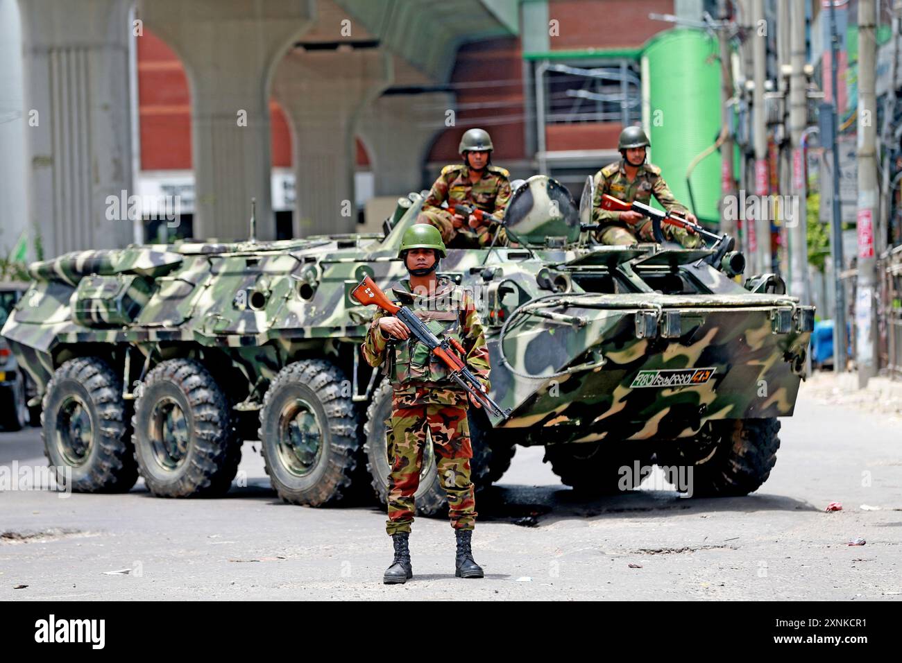 Militärangehörige stehen in Purana Paltan Wache, während die Berufungsabteilung während der Ausgangsstunde eine Anhörung zu einem Fall über Quoten in Regierungsjobs abhielt Stockfoto