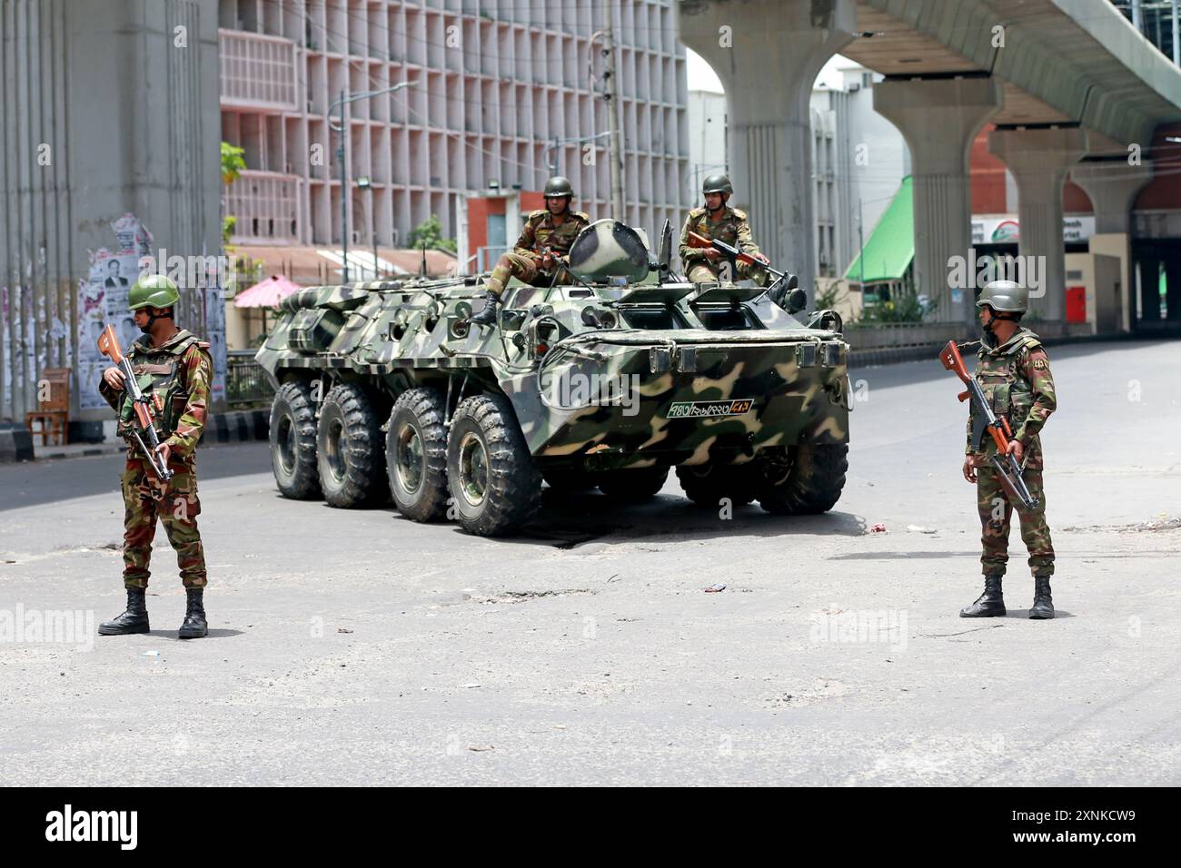 Militärangehörige stehen in Purana Paltan Wache, während die Berufungsabteilung während der Ausgangsstunde eine Anhörung zu einem Fall über Quoten in Regierungsjobs abhielt Stockfoto