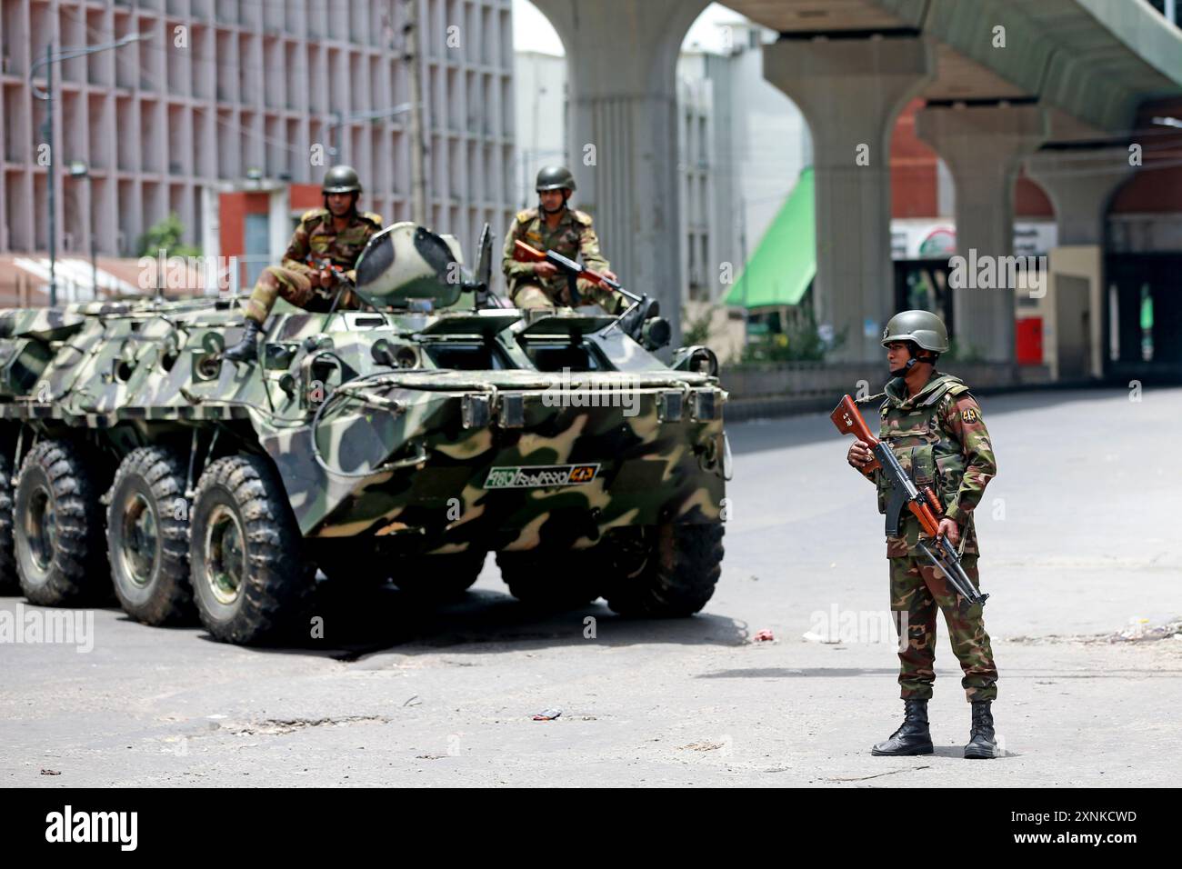 Militärangehörige stehen in Purana Paltan Wache, während die Berufungsabteilung während der Ausgangsstunde eine Anhörung zu einem Fall über Quoten in Regierungsjobs abhielt Stockfoto