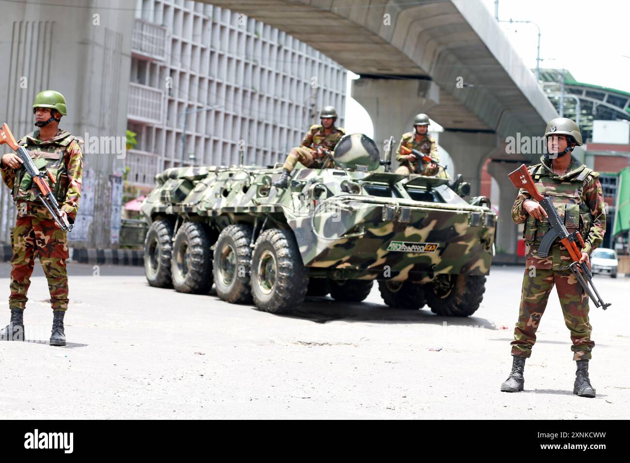 Militärangehörige stehen in Purana Paltan Wache, während die Berufungsabteilung während der Ausgangsstunde eine Anhörung zu einem Fall über Quoten in Regierungsjobs abhielt Stockfoto