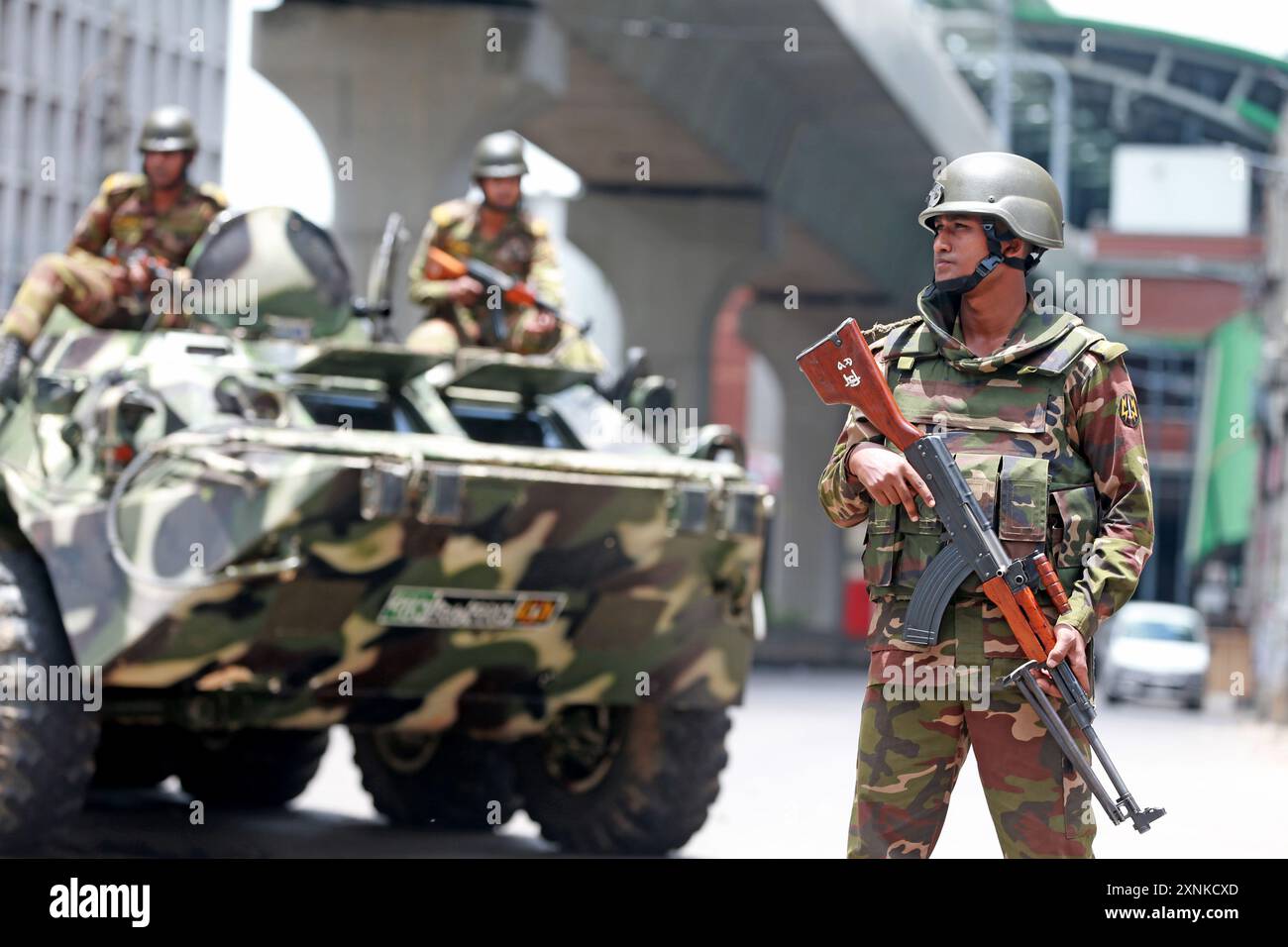 Militärangehörige stehen in Purana Paltan Wache, während die Berufungsabteilung während der Ausgangsstunde eine Anhörung zu einem Fall über Quoten in Regierungsjobs abhielt Stockfoto