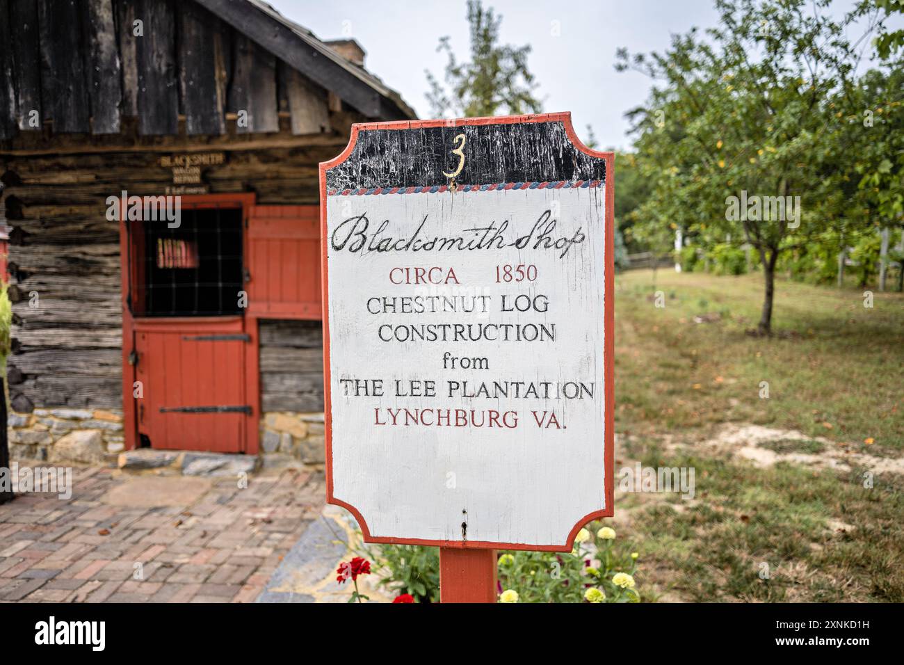 Blacksmith Shop Shenandoah Heritage Village Luray Virginia // LURAY, Virginia, Vereinigte Staaten — der Blacksmith Shop im Shenandoah Heritage Village ist ein erhaltenes Beispiel für die Handwerkskunst des 19. Jahrhunderts. Ursprünglich um 1850 aus Kastanienholz errichtet, wurde dieses historische Gebäude von der Lee Plantation in Lynchburg, VA, an seinen heutigen Standort in Luray verlegt. Das Geschäft zeigt traditionelle Schmiedewerkzeuge und -Techniken, die in den 1800er Jahren im Shenandoah Valley verwendet wurden Stockfoto