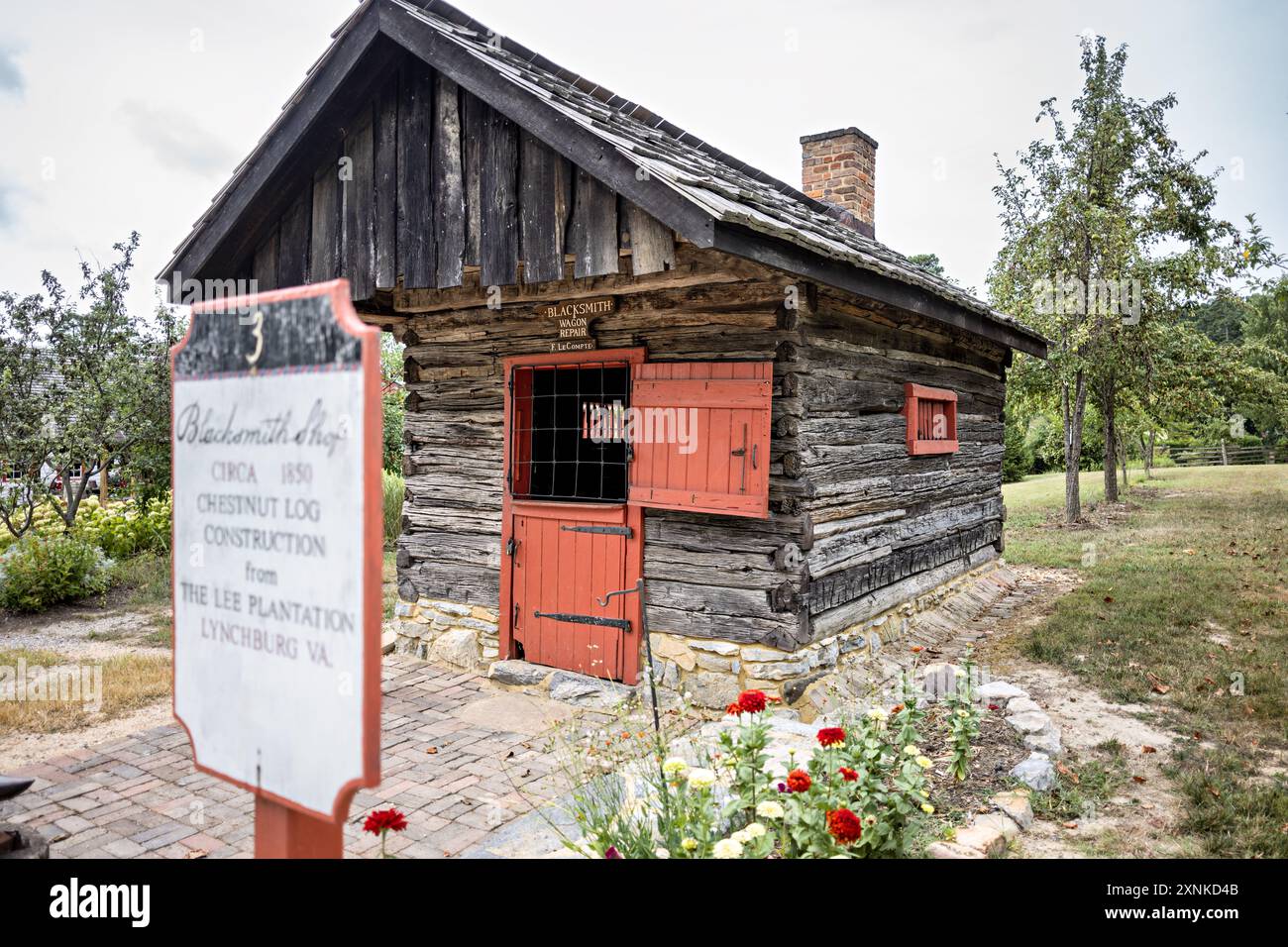 LURAY, Virginia, USA – der Blacksmith Shop im Shenandoah Heritage Village ist ein erhaltenes Beispiel für die Handwerkskunst des 19. Jahrhunderts. Ursprünglich um 1850 aus Kastanienholz errichtet, wurde dieses historische Gebäude von der Lee Plantation in Lynchburg, VA, an seinen heutigen Standort in Luray verlegt. Das Geschäft zeigt traditionelle Schmiedewerkzeuge und -Techniken, die in den 1800er Jahren im Shenandoah Valley verwendet wurden Stockfoto