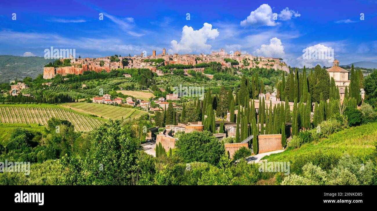 Orvieto, Italien. Historische Altstadt von Orvieto auf einem Hügel, Tuffstadt, Blick auf die mittelalterlichen Mauern und Türme der Stadt. Stockfoto