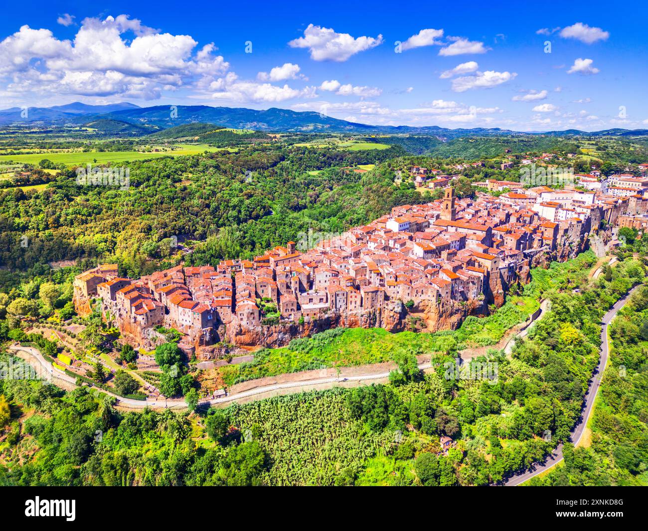 Pitigliano ist eine kleine mittelalterliche Stadt über Tufffelsen in der südlichen Toskana, Italien. Stockfoto