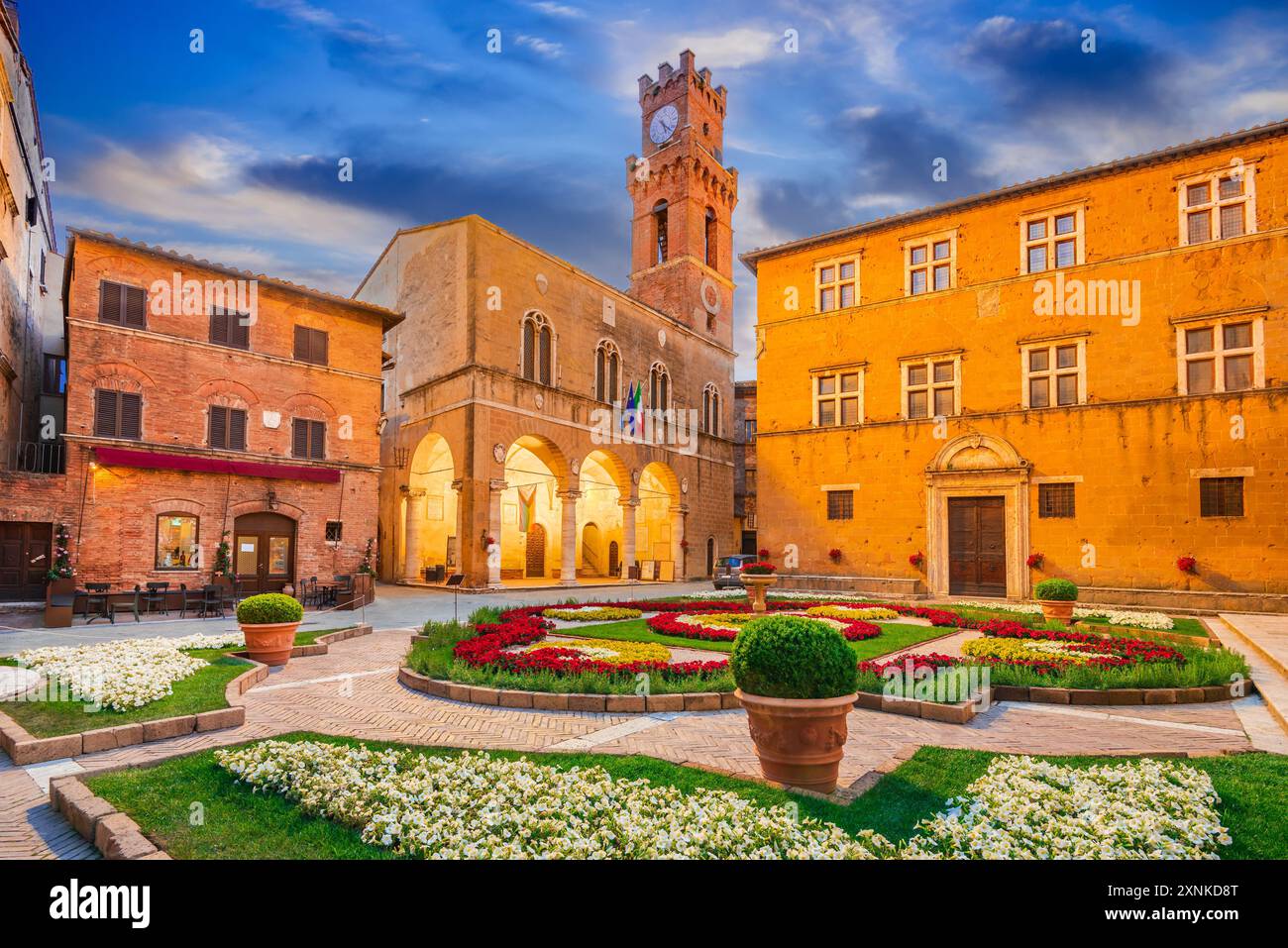 Pienza, Italien. Wunderschöner Platz Piazza Pio II im Morgenlicht, charmante historische toskanische Kleinstadt. Stockfoto