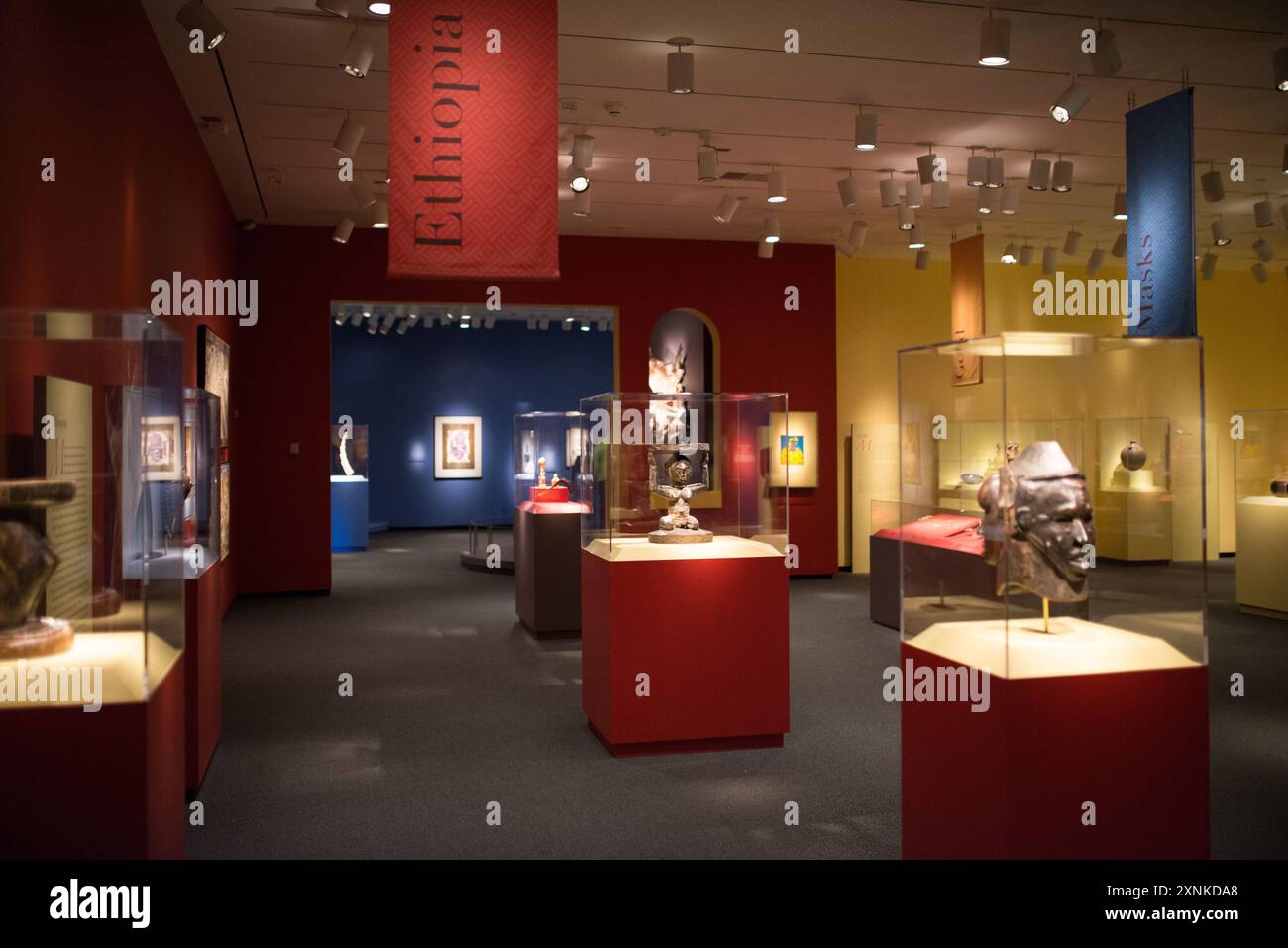 National Museum of African Art Interior Washington DC // WASHINGTON DC — das National Museum of African Art des Smithsonian widmet sich der historischen und zeitgenössischen Kunst in Afrika. Es ist eines von 19 Museen der Smithsonian Institution und befindet sich auf dem Gelände des Smithsonian Castle in der Nähe der National Mall in Washington DC. Stockfoto