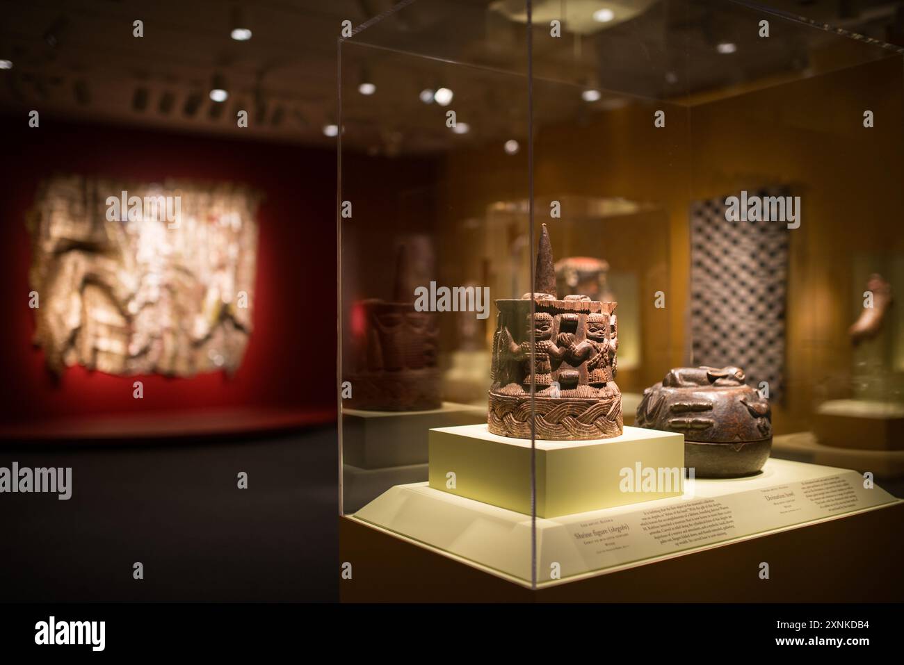 WASHINGTON DC, Vereinigte Staaten – Schreckenfigur (Ikegobo) eines Edo-Künstlers in Nigeria Anfang bis Mitte des 20. Jahrhunderts. Die nationale Muse des Smithsonian Stockfoto