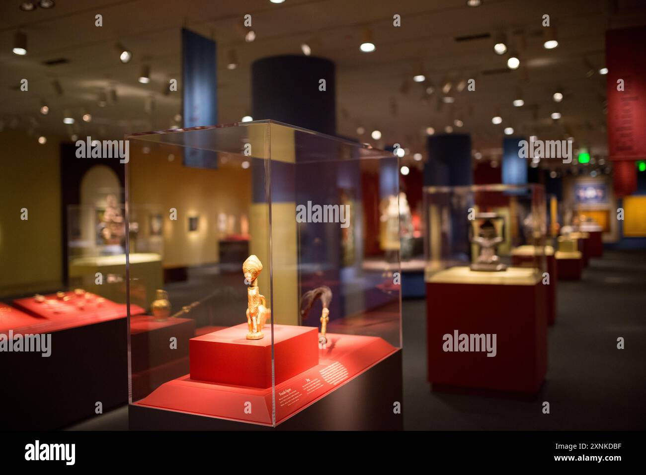 National Museum of African Art Skulptur Washington DC // WASHINGTON DC — das National Museum of African Art des Smithsonian widmet sich der historischen und zeitgenössischen Kunst in Afrika. Es ist eines von 19 Museen der Smithsonian Institution und befindet sich auf dem Gelände des Smithsonian Castle in der Nähe der National Mall in Washington DC. Stockfoto